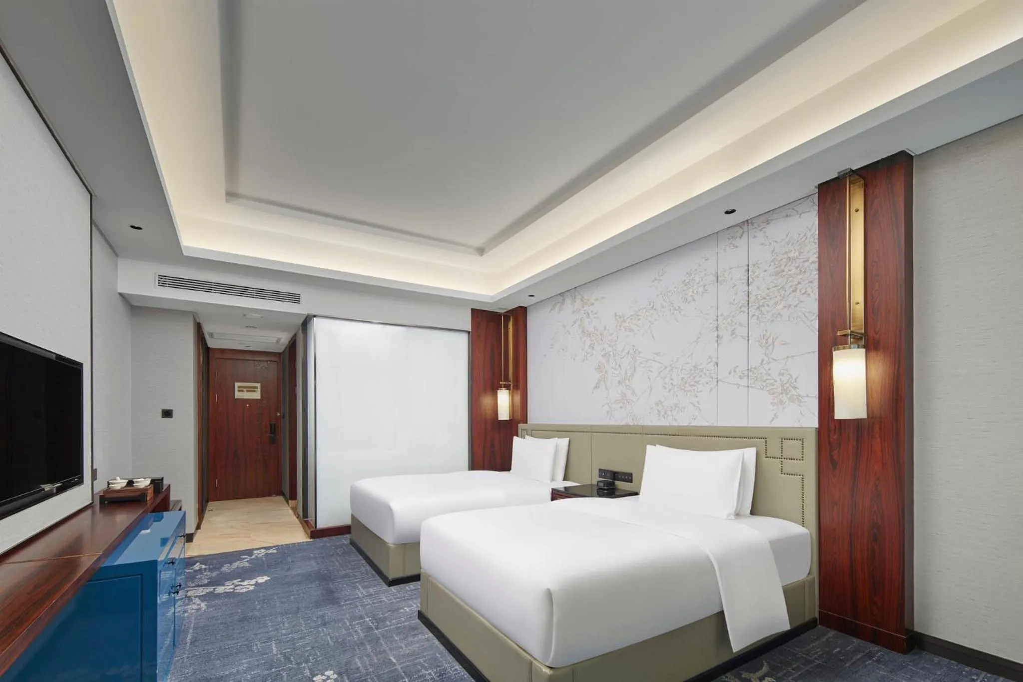 Photo of the whole room, Bed in Hualuxe Leshan, an IHG Hotel