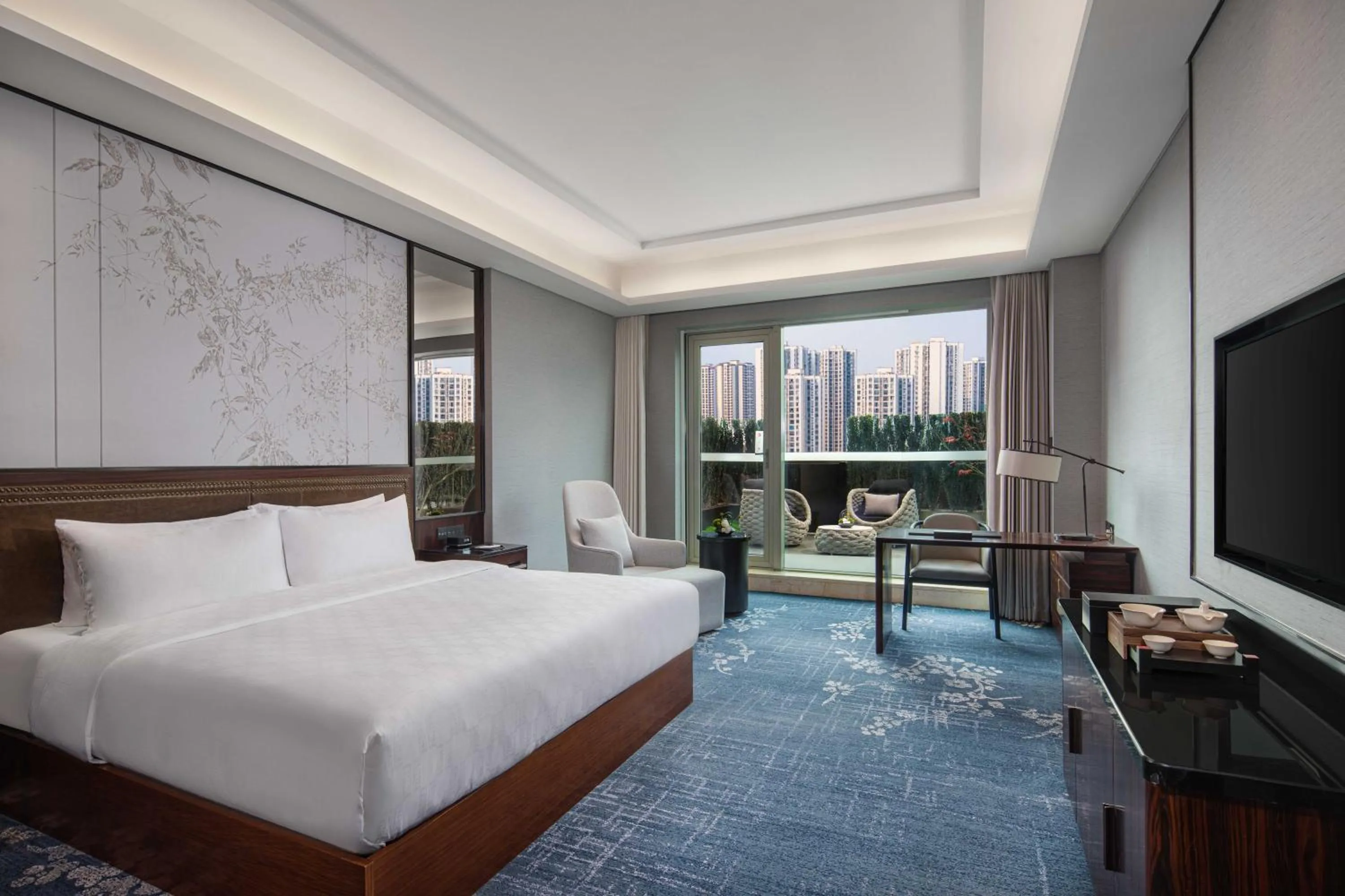 Photo of the whole room, Bed in Hualuxe Leshan, an IHG Hotel