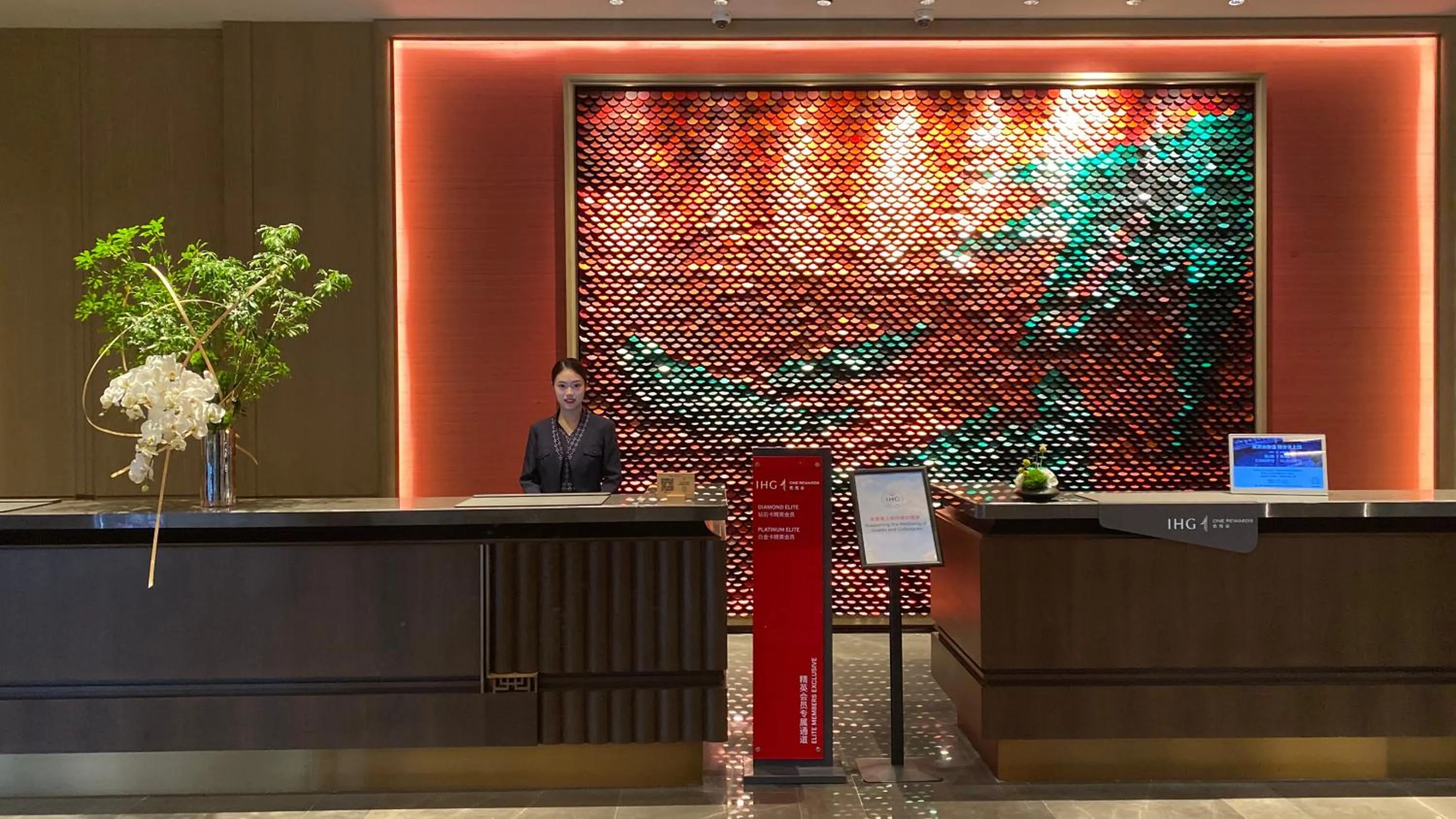 Lobby or reception in Hualuxe Leshan, an IHG Hotel
