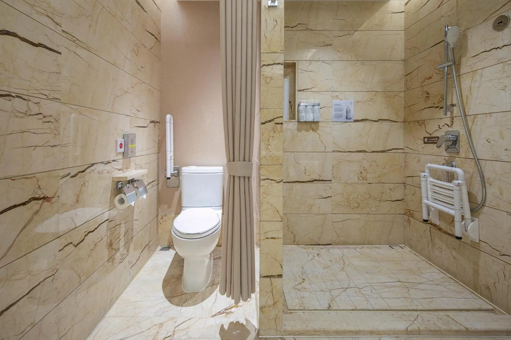 Bathroom in Hualuxe Leshan, an IHG Hotel