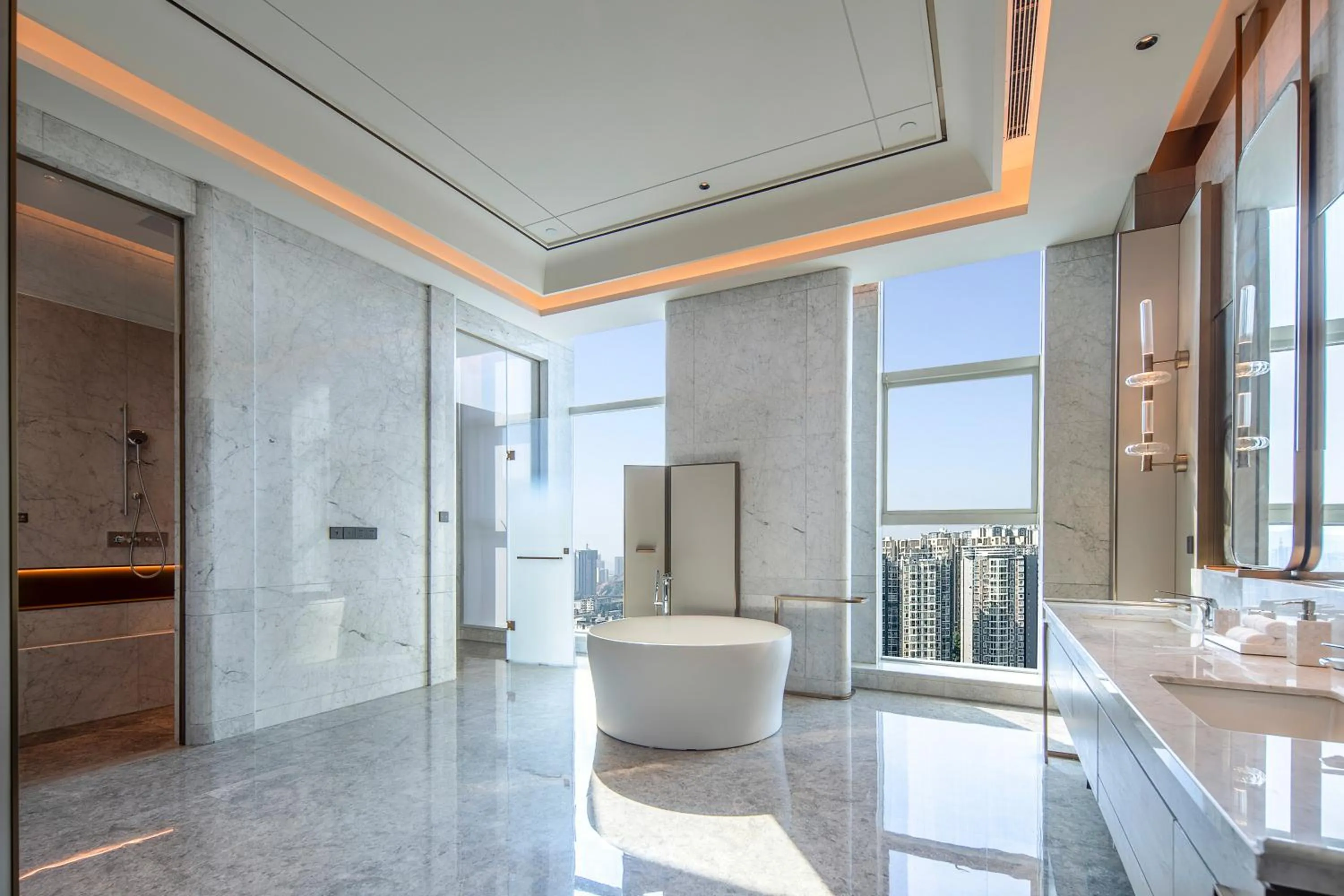 Toilet in Hualuxe Leshan, an IHG Hotel