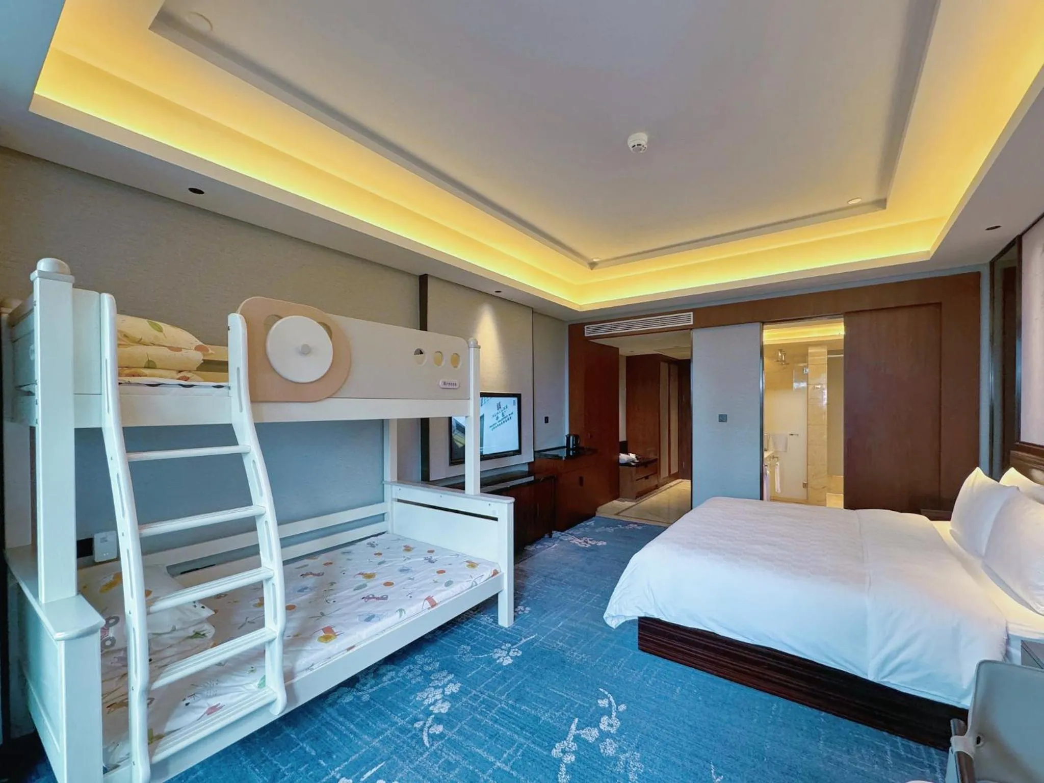 Photo of the whole room, Bed in Hualuxe Leshan, an IHG Hotel