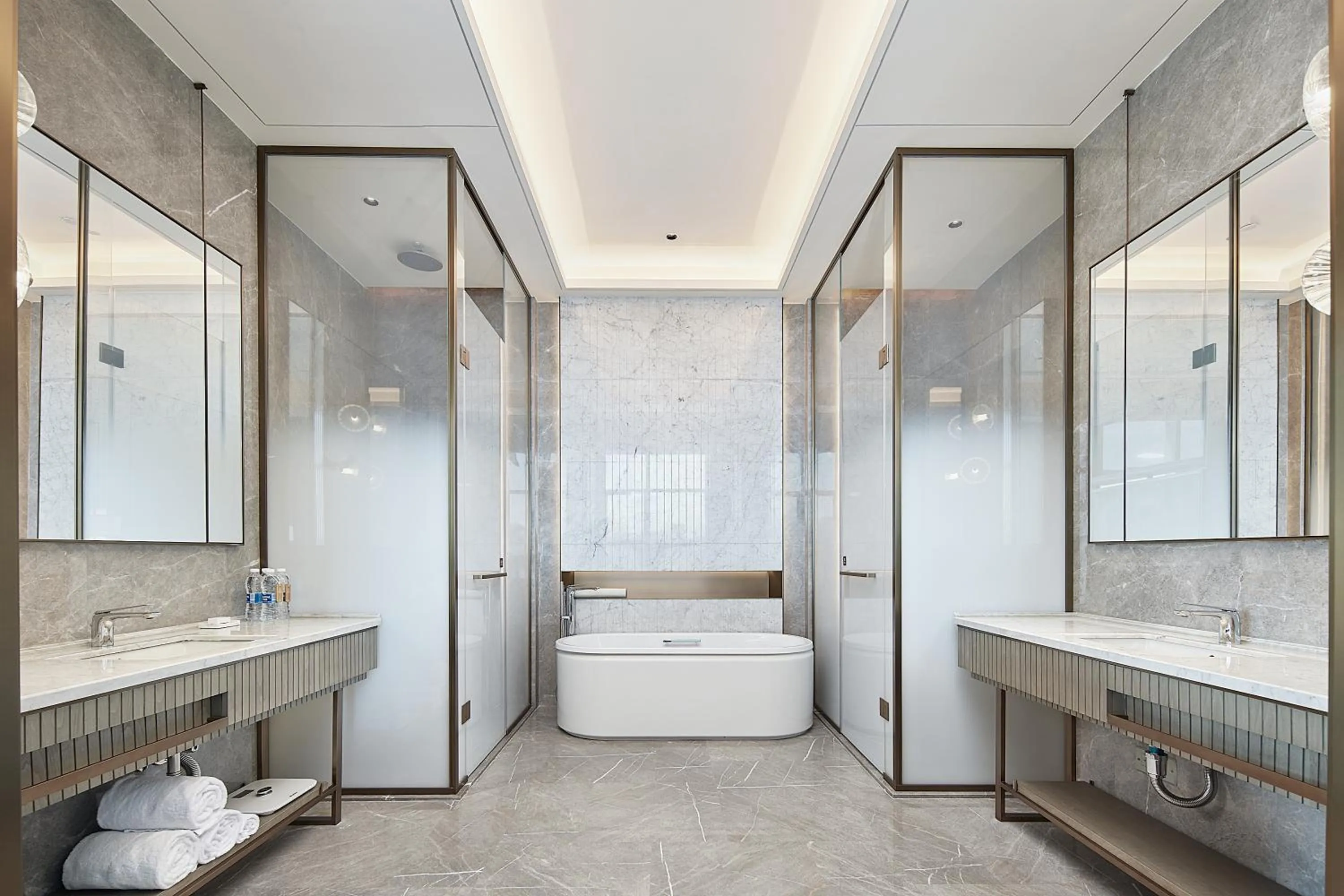 Toilet in Hualuxe Leshan, an IHG Hotel