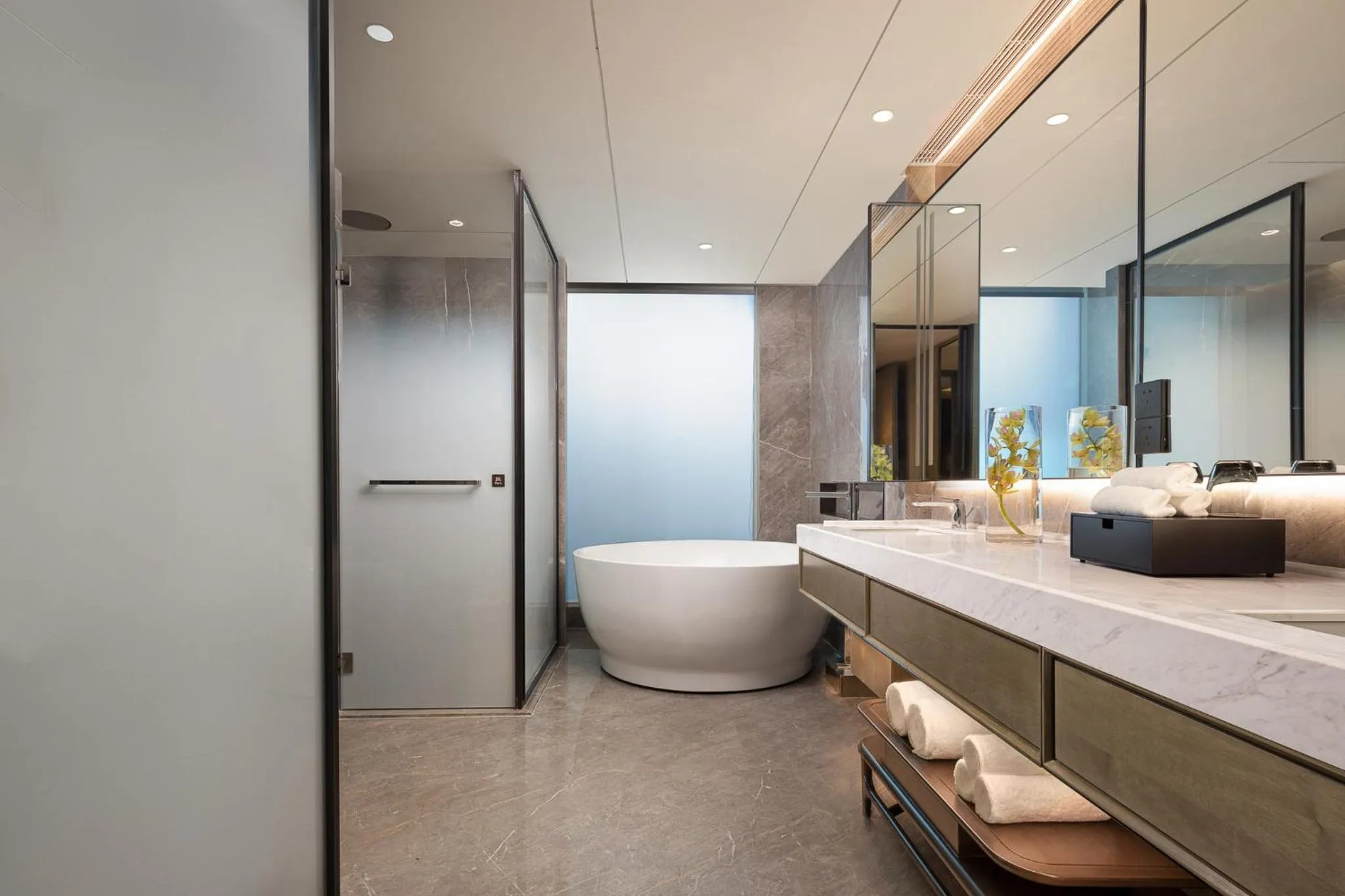 Bathroom in Hualuxe Leshan, an IHG Hotel