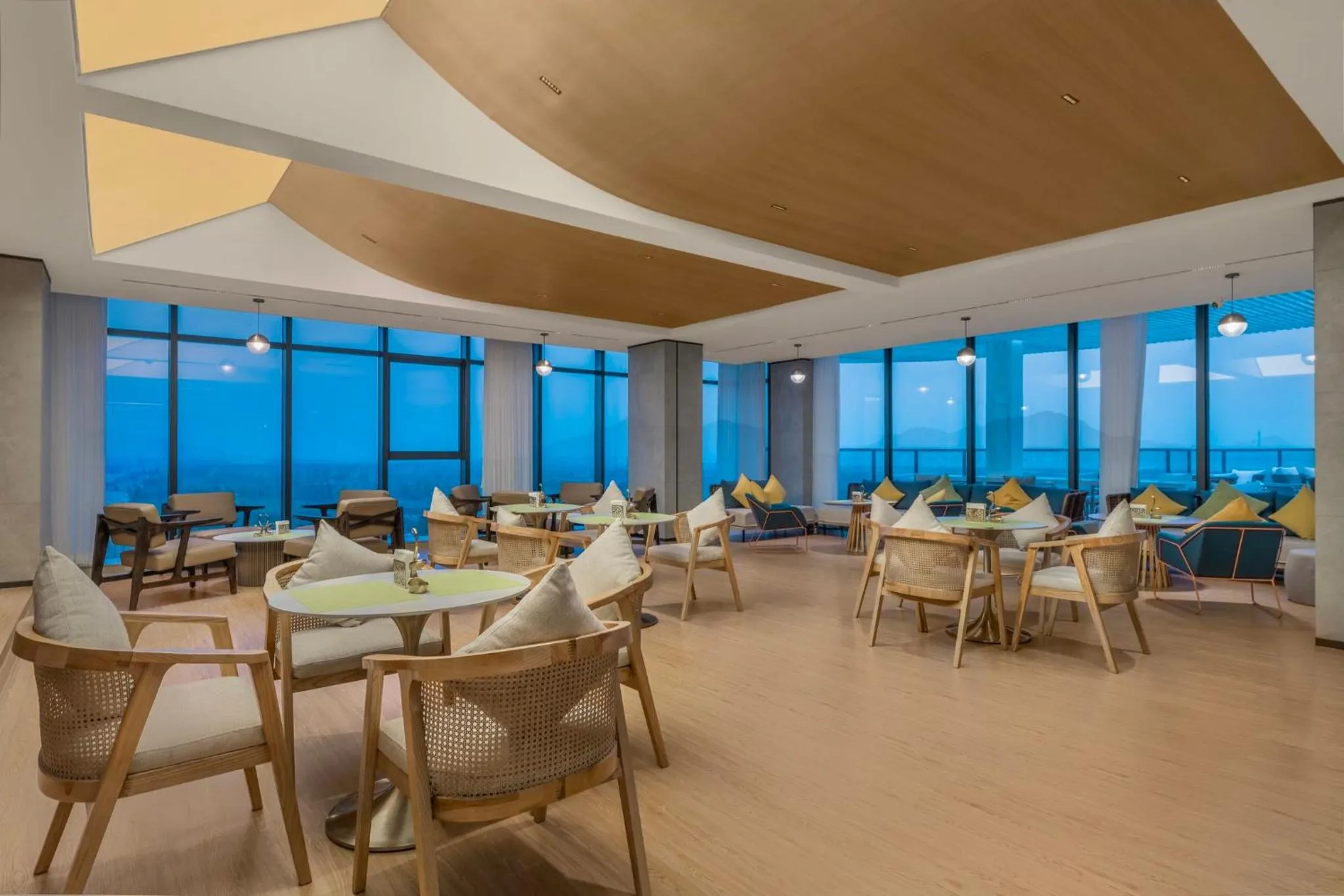 Restaurant/places to eat in Holiday Inn Express Jiangmen Yinhu Bay by IHG