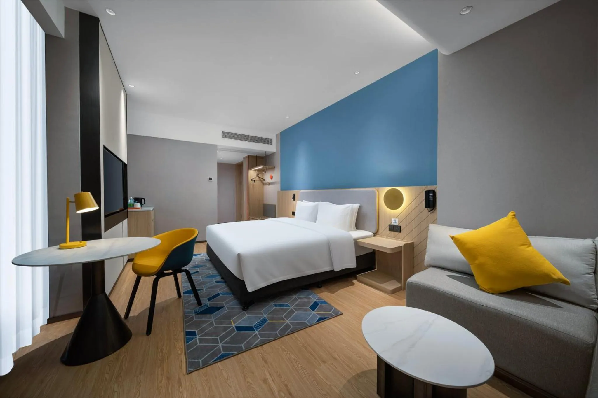Photo of the whole room, Bed in Holiday Inn Express Jiangmen Yinhu Bay by IHG