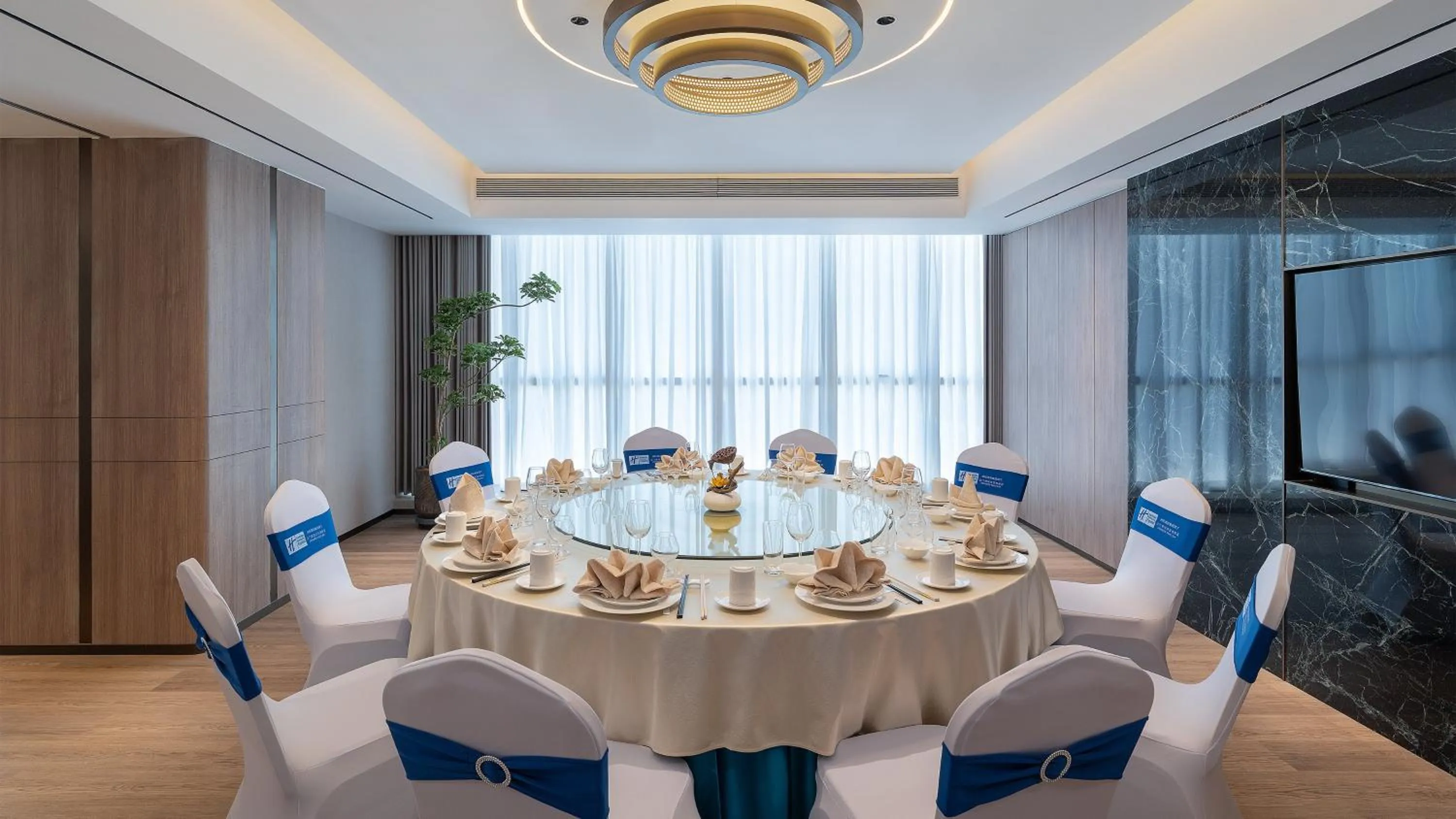 Restaurant/places to eat in Holiday Inn Express Jiangmen Yinhu Bay by IHG