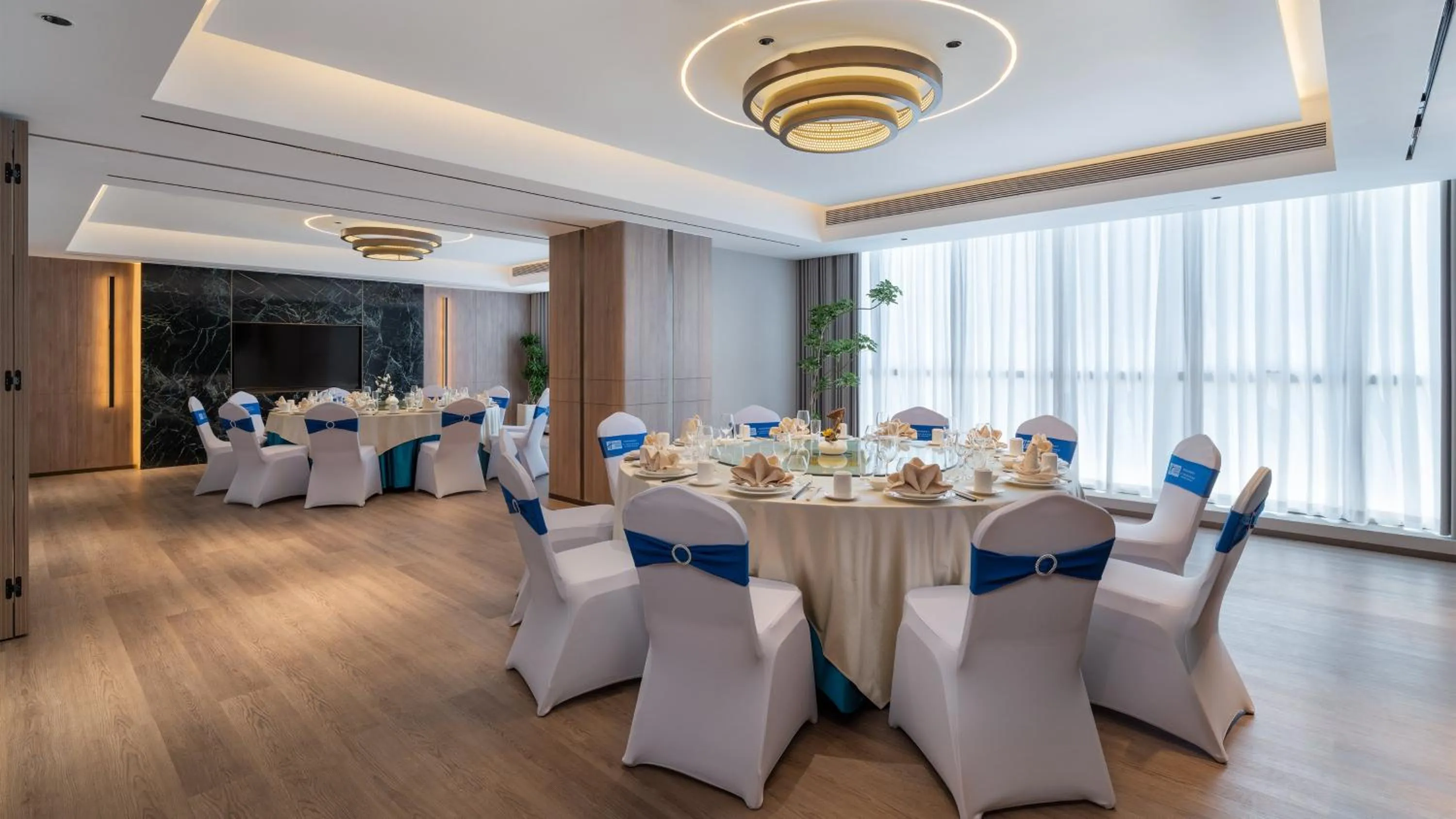 Restaurant/places to eat in Holiday Inn Express Jiangmen Yinhu Bay by IHG
