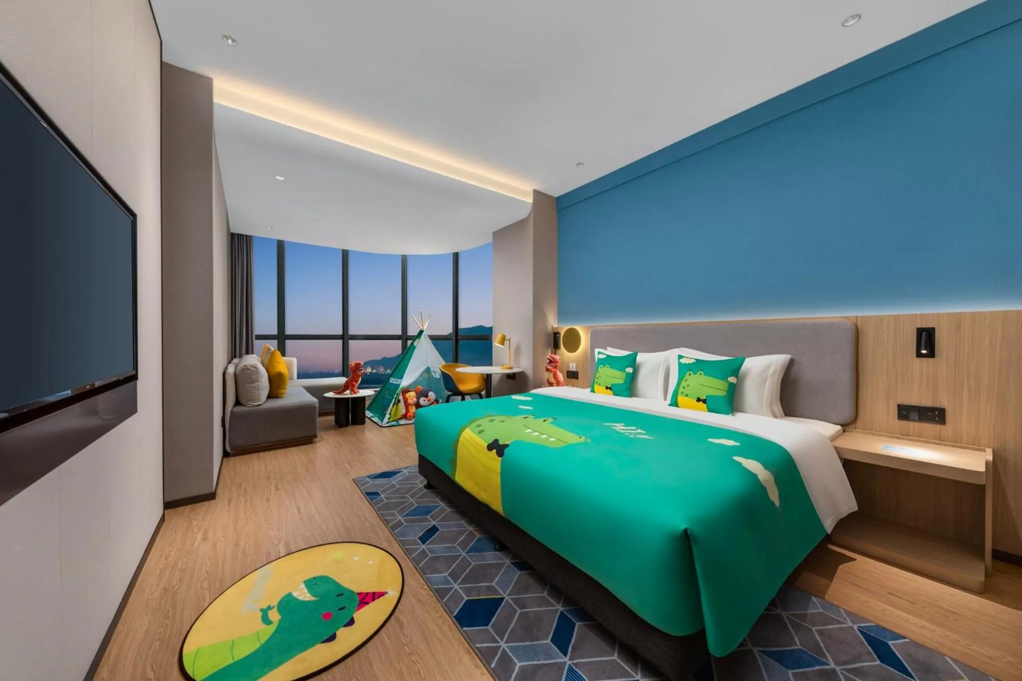 Photo of the whole room, Bed in Holiday Inn Express Jiangmen Yinhu Bay by IHG