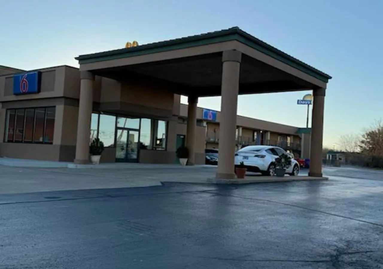 Facade/entrance in Motel 6-Clarksville, TN