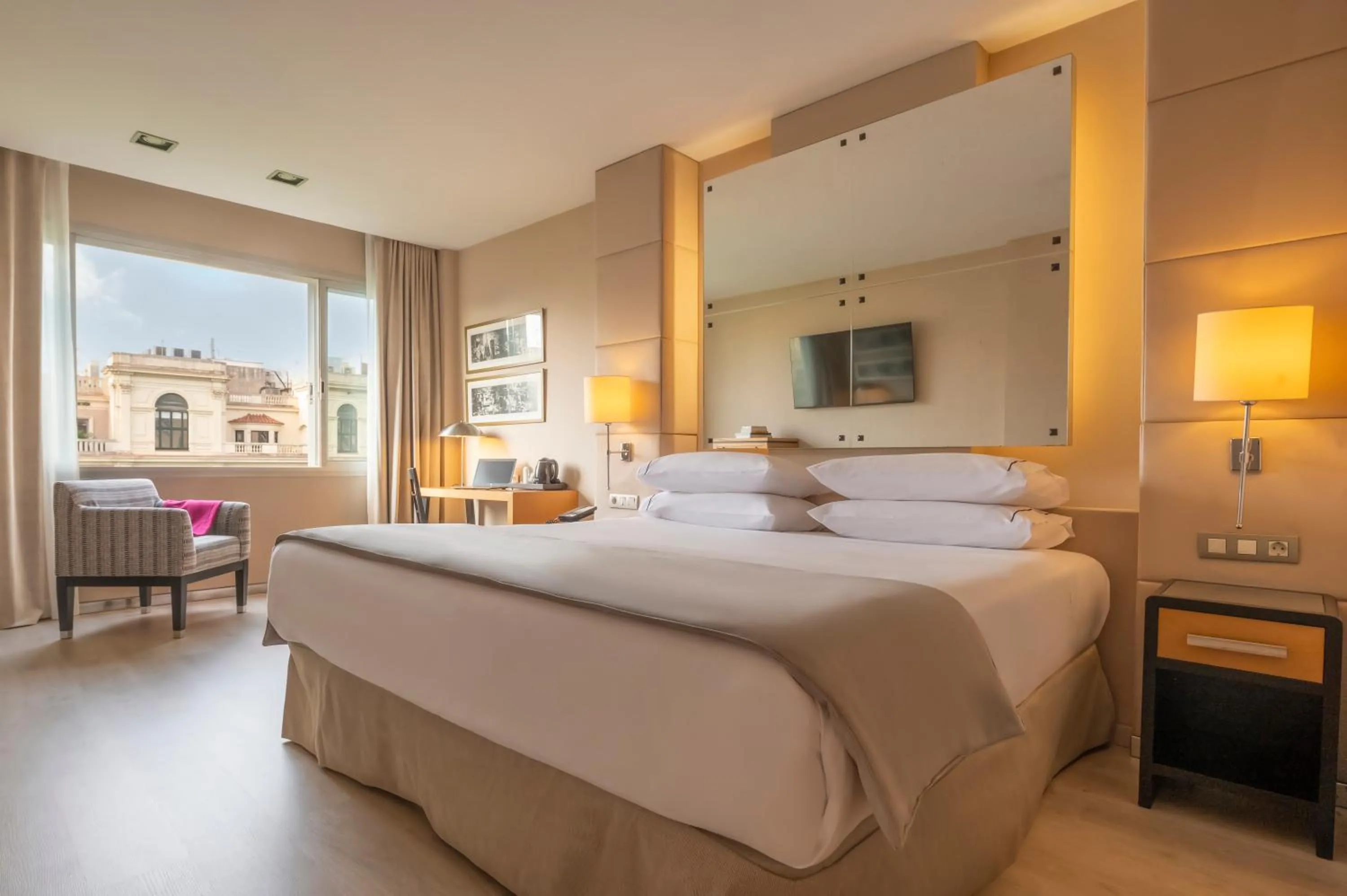 Photo of the whole room, Bed in Hesperia Barcelona Presidente