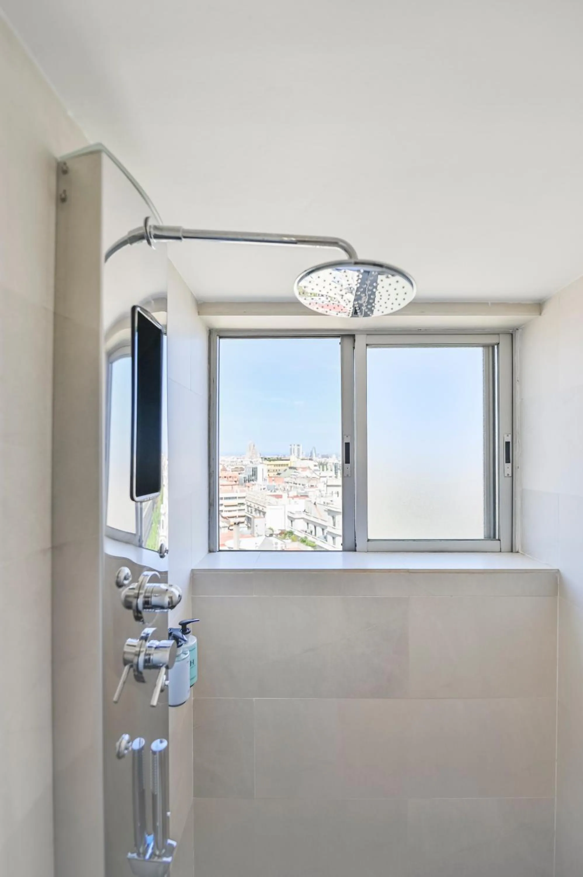 Shower in Hesperia Barcelona Presidente