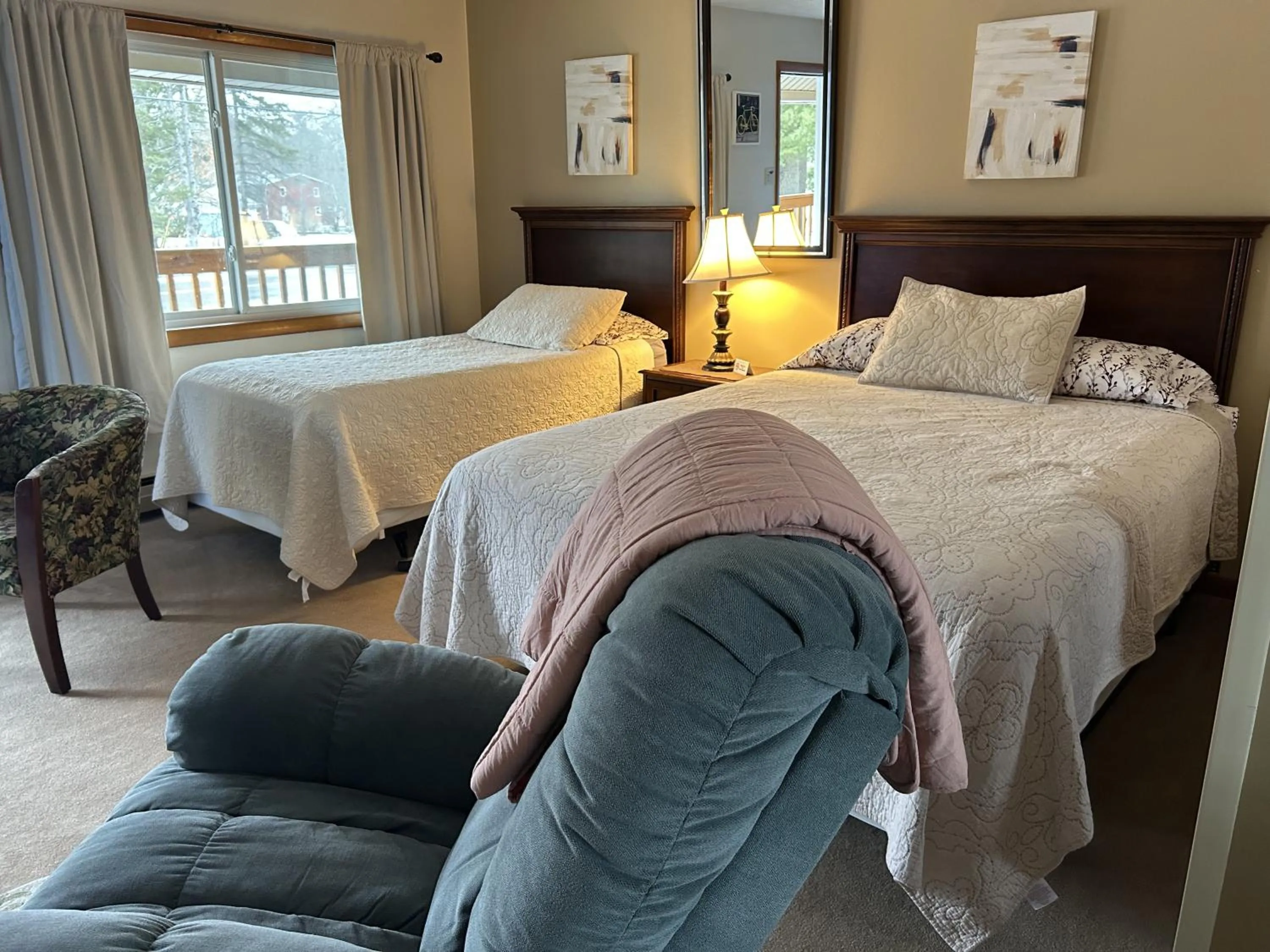 Bedroom, Bed in Milford Motel On the River