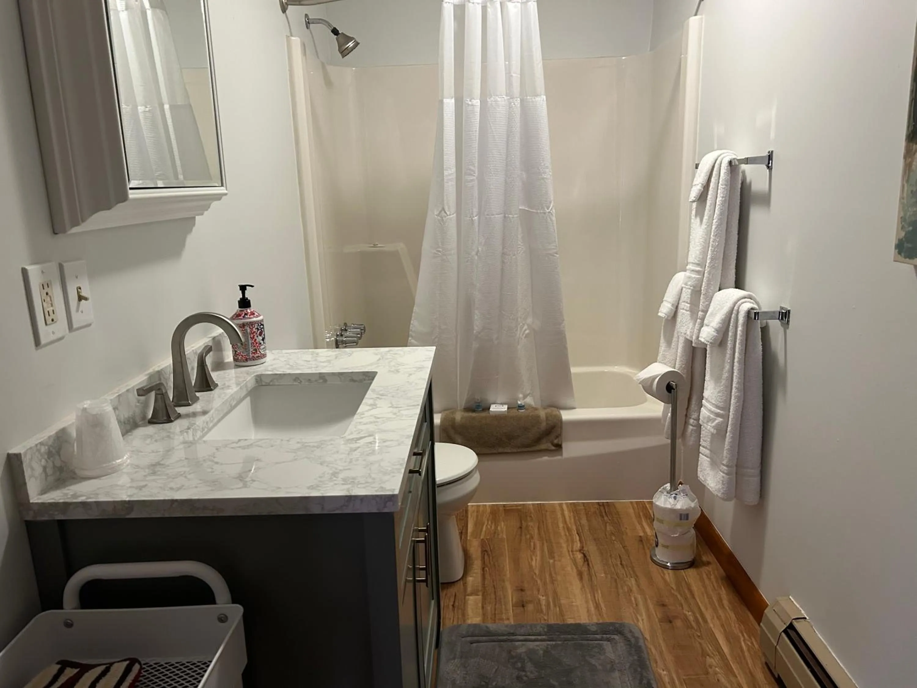 Bathroom in Milford Motel On the River