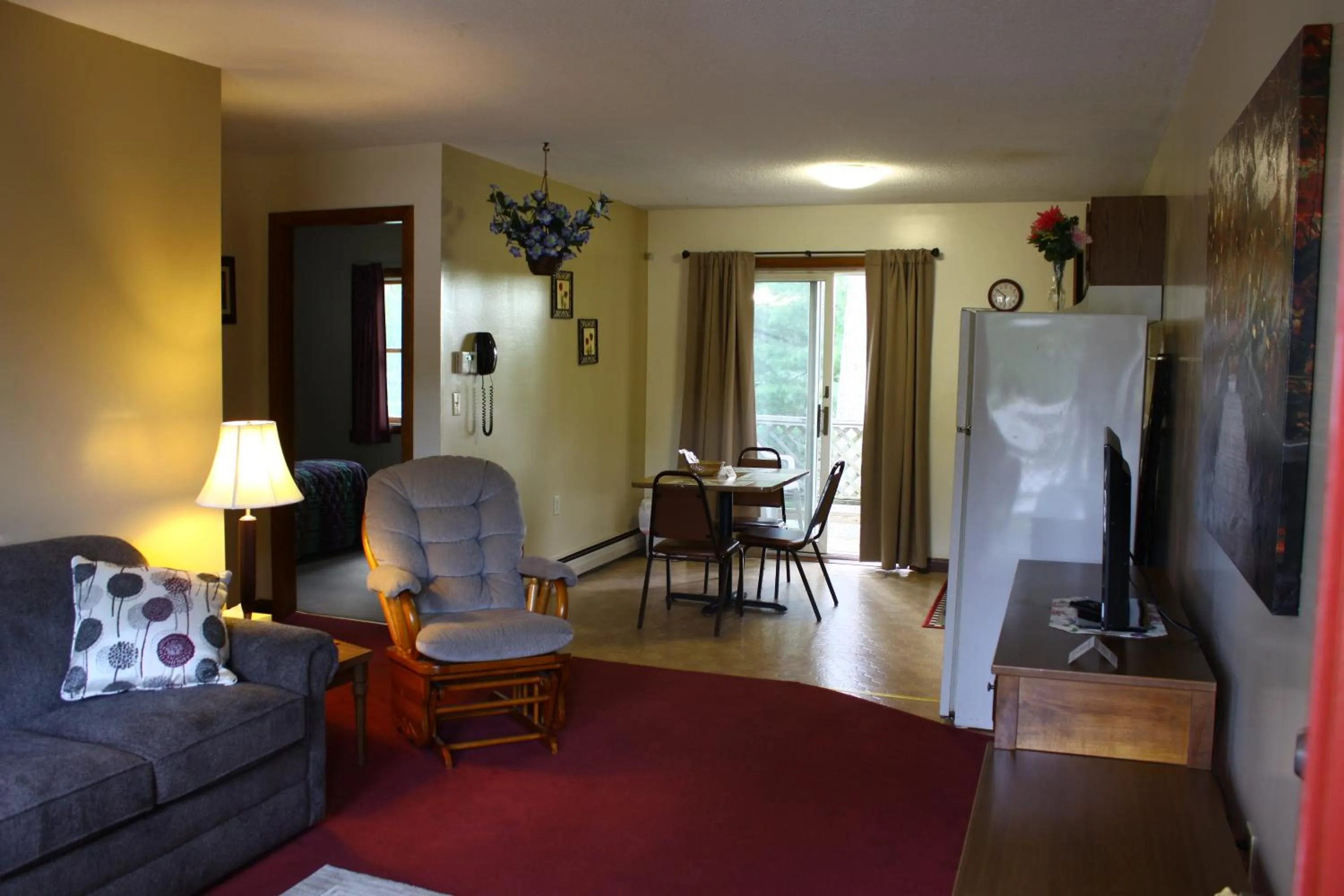 Living room in Milford Motel On the River