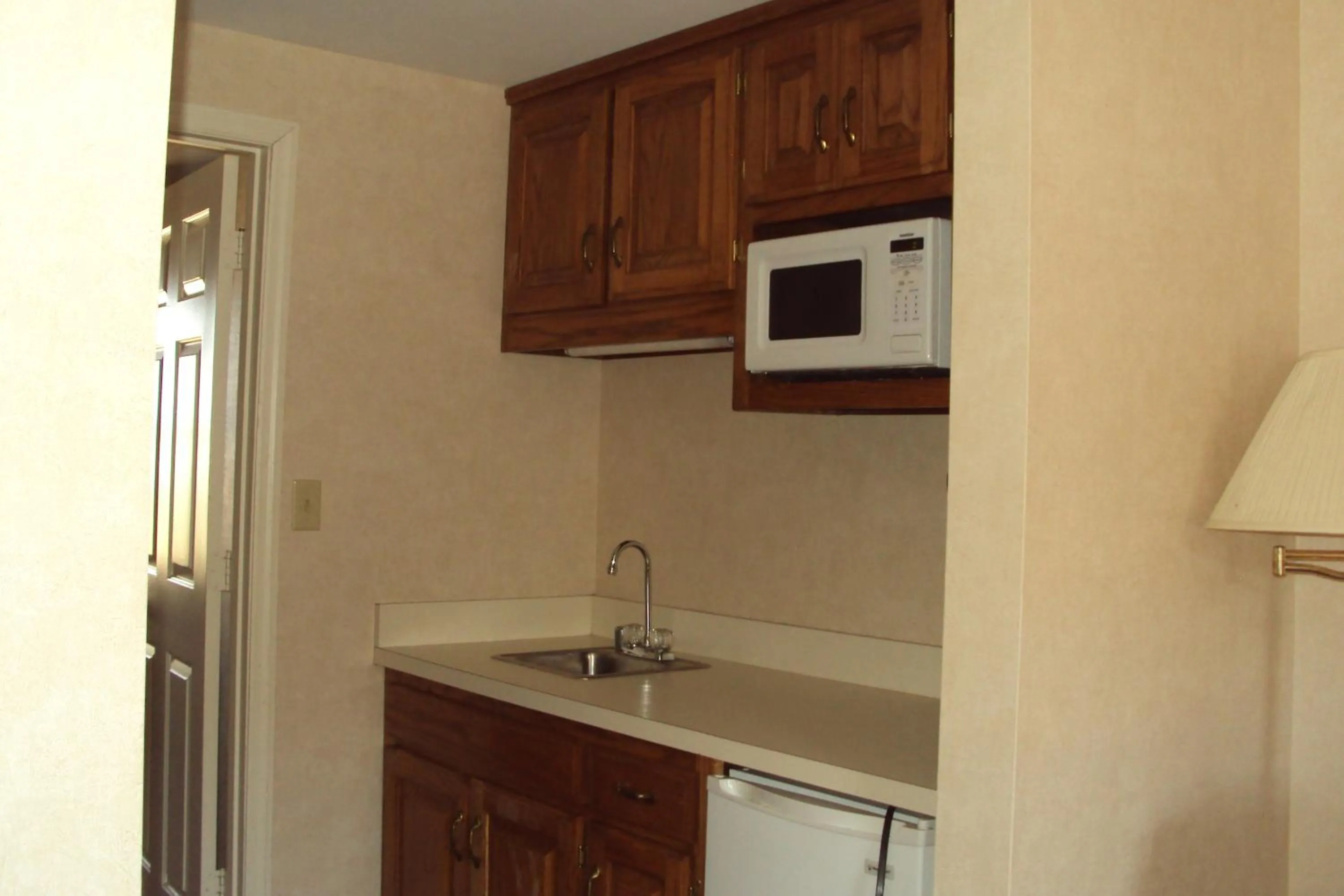 Kitchen or kitchenette in Executive Inn