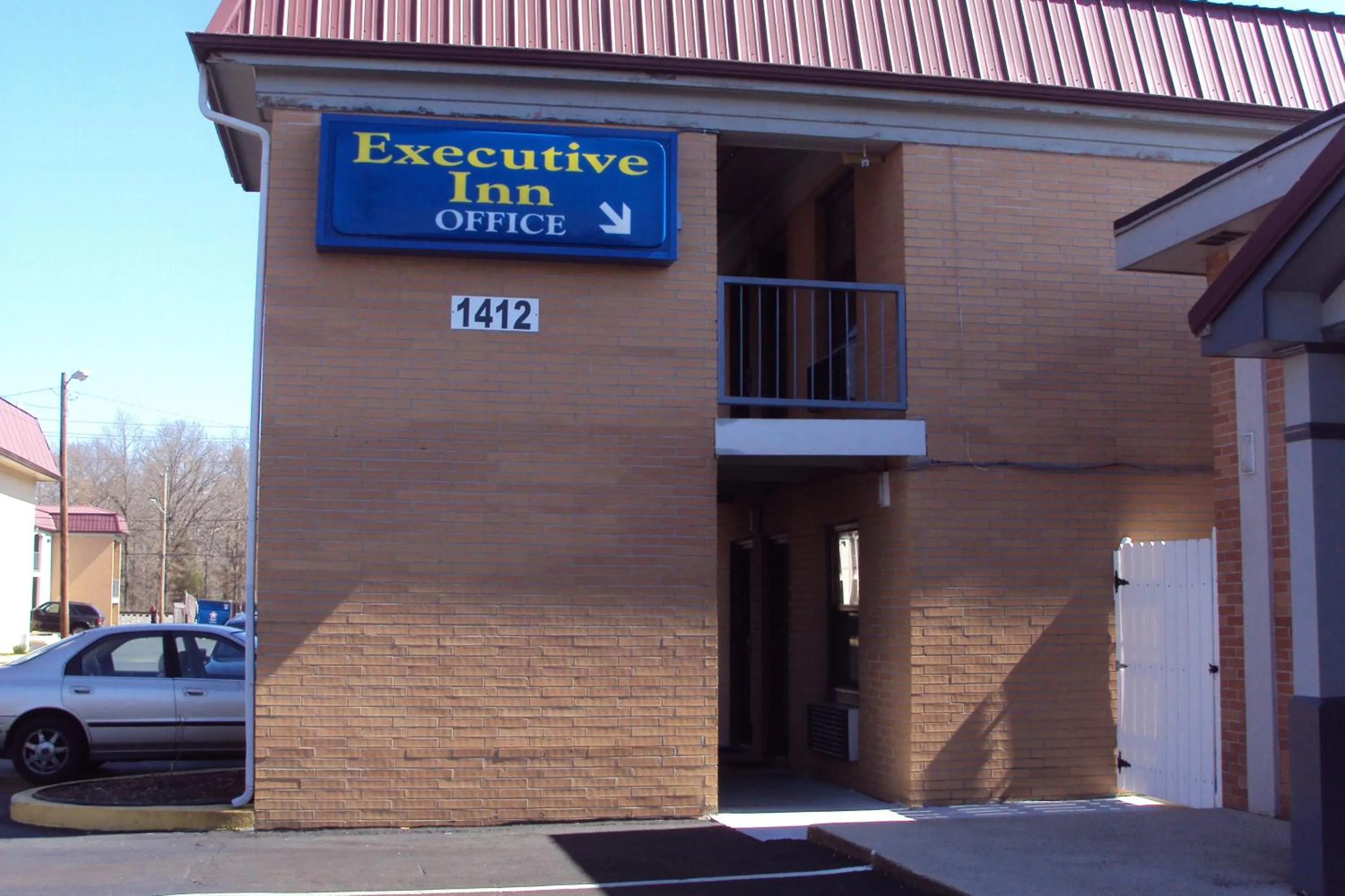 Facade/entrance in Executive Inn