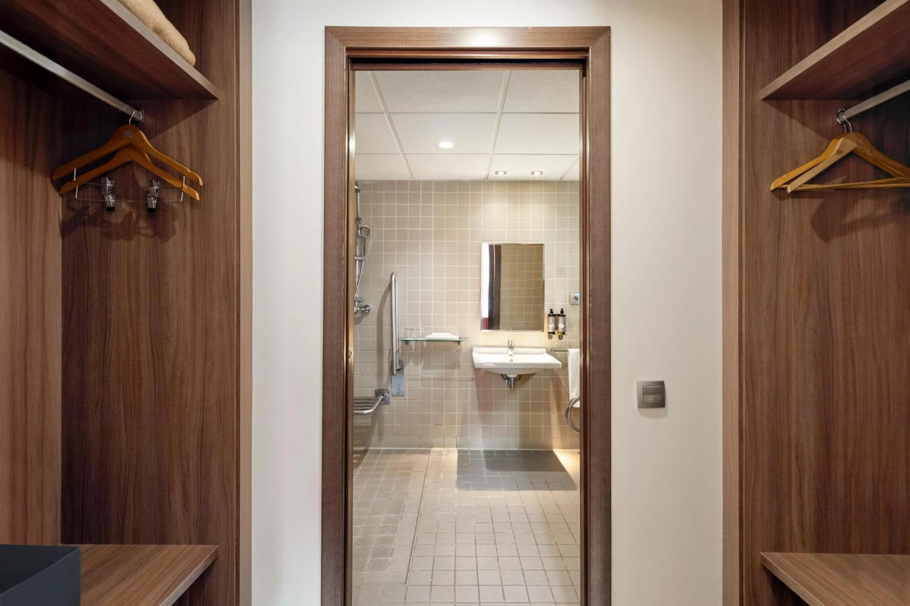 Shower in Hotel Best Auto Hogar