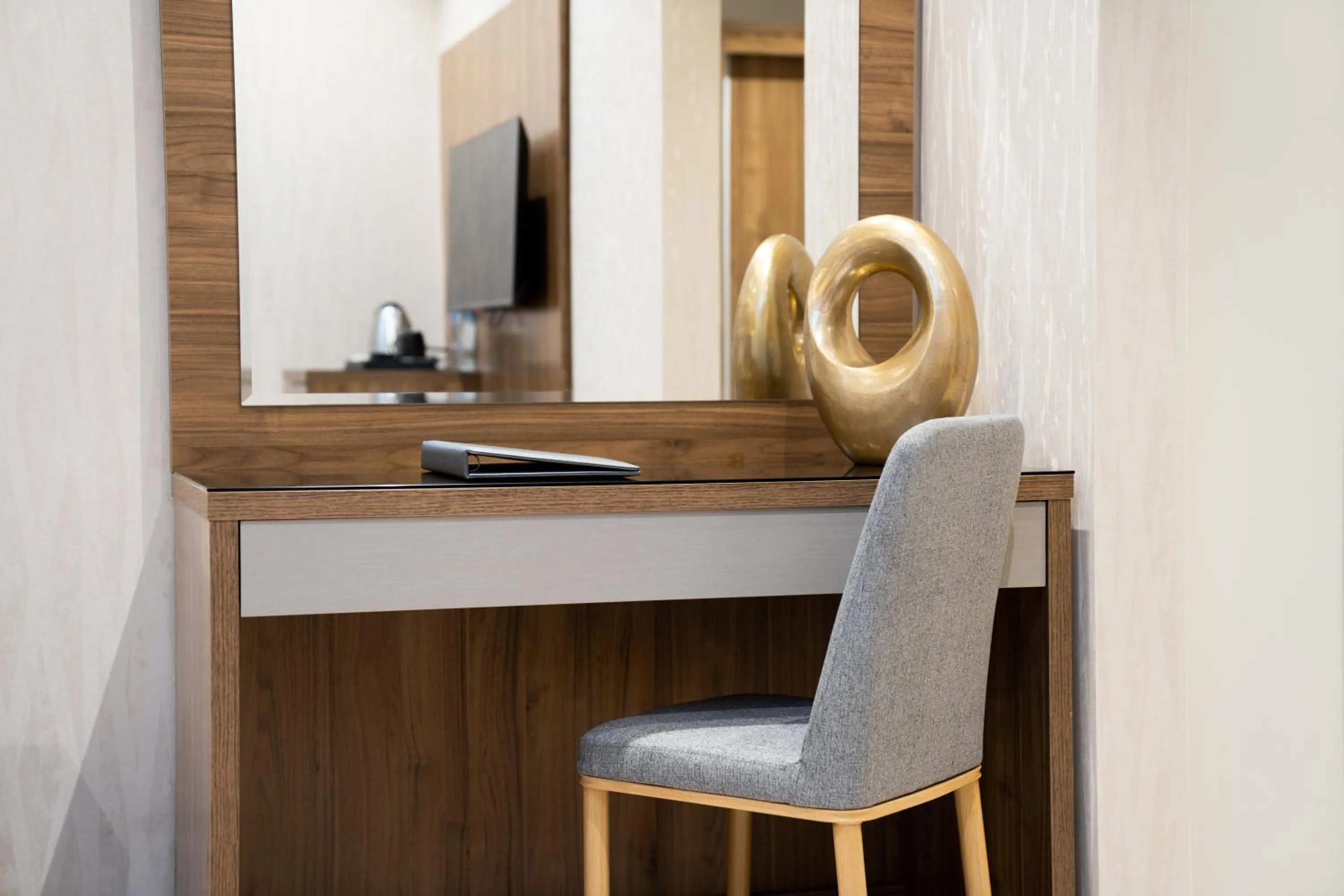 Library in Sarwat Park Hotel Jeddah - سروات بارك جده