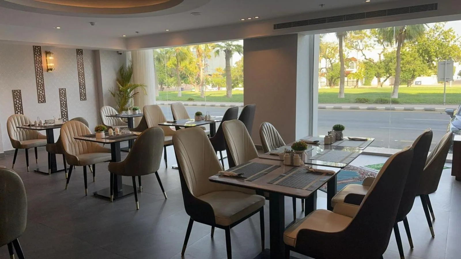 Restaurant/places to eat in Sarwat Park Hotel Jeddah - سروات بارك جده