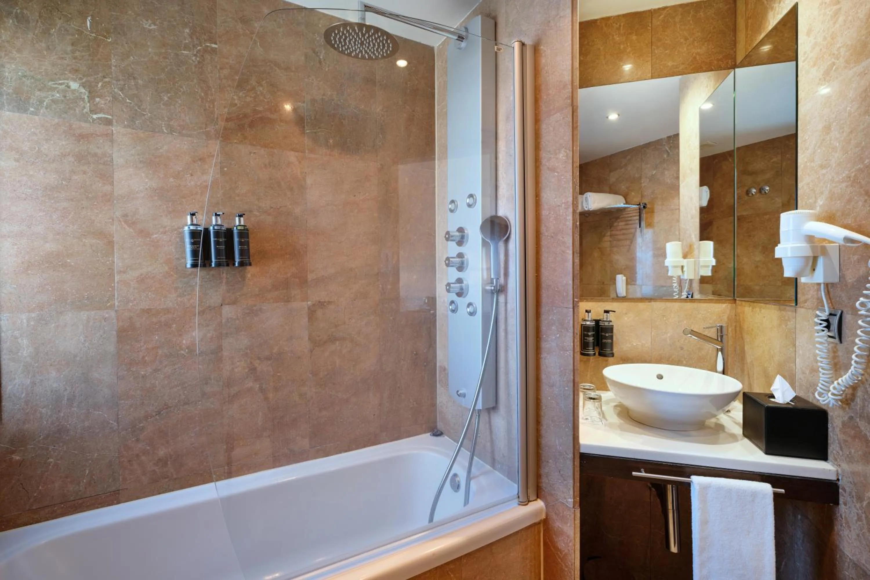 Shower in Eurostars Monumental