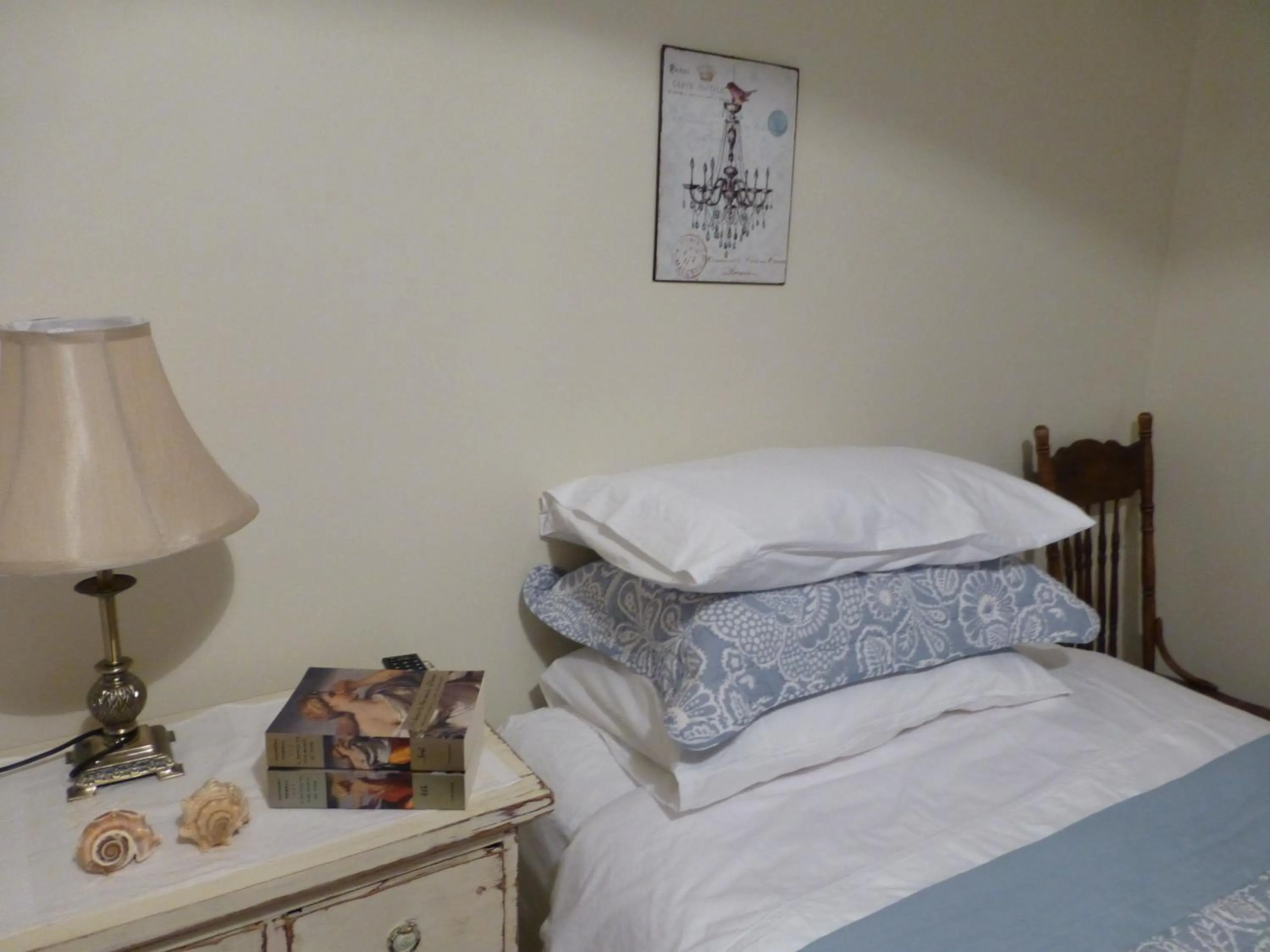 Bedroom, Bed in Lakeside Bed & Breakfast