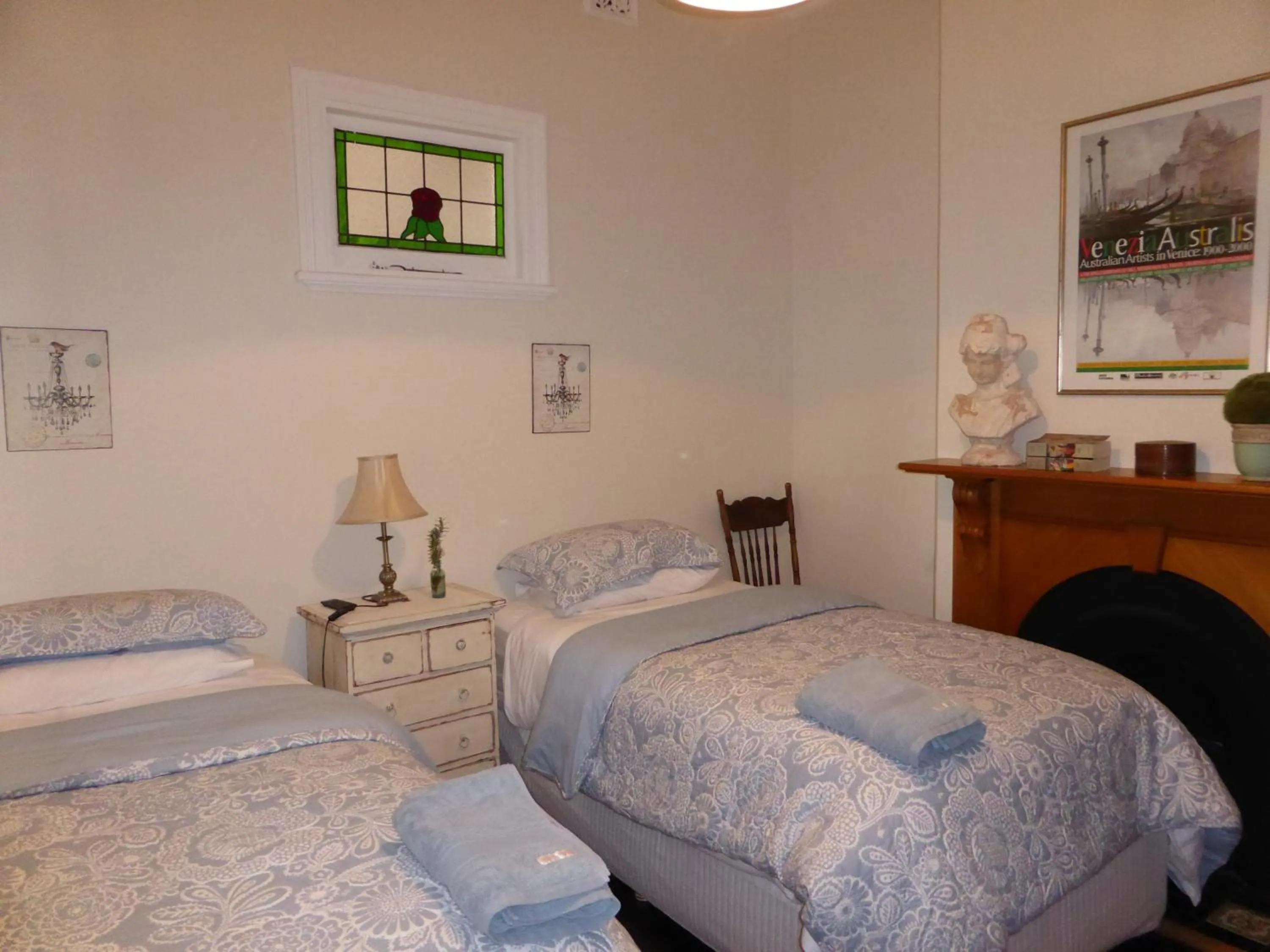 Bed in Lakeside Bed & Breakfast