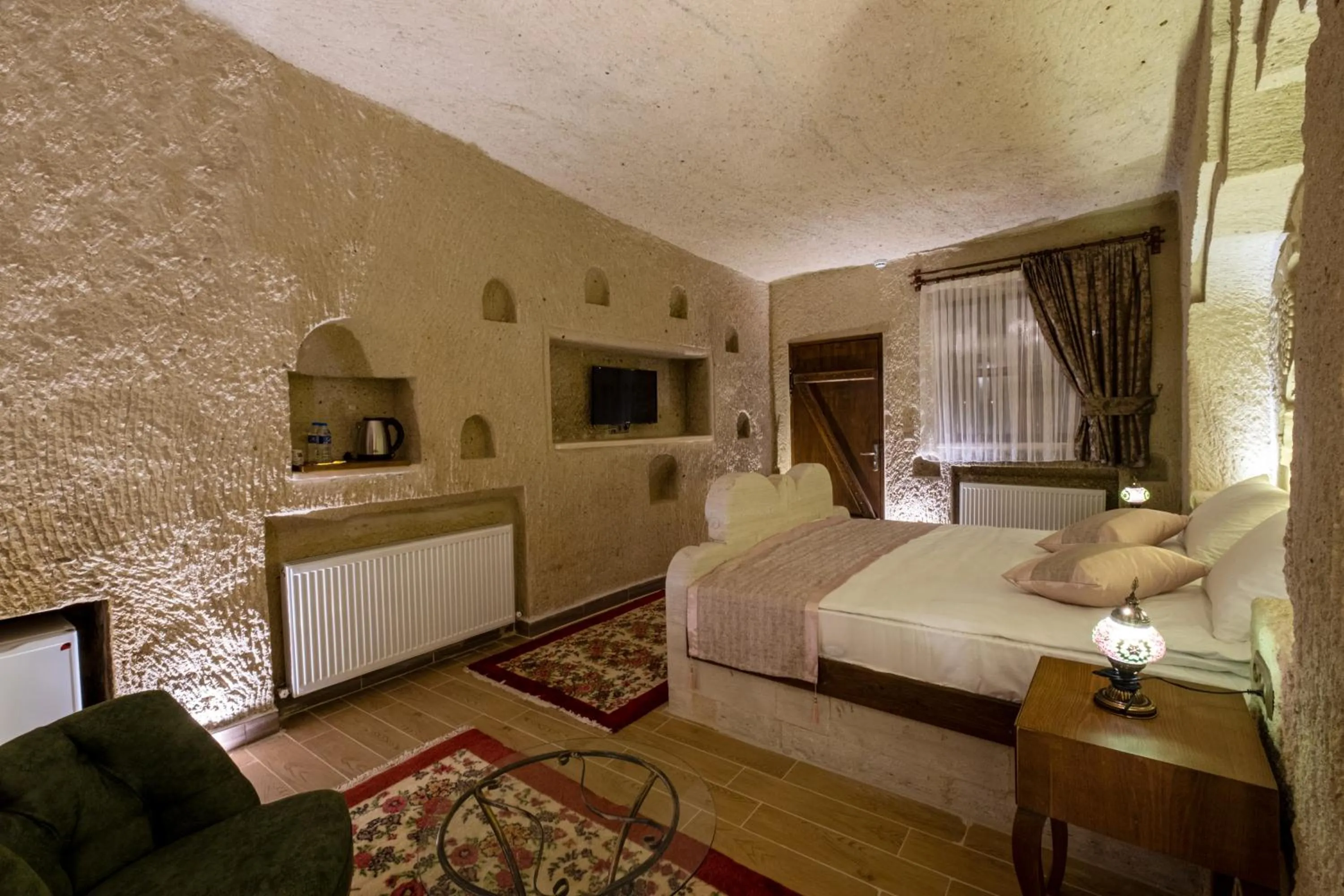 Photo of the whole room, Bed in Mesken Cave Suites