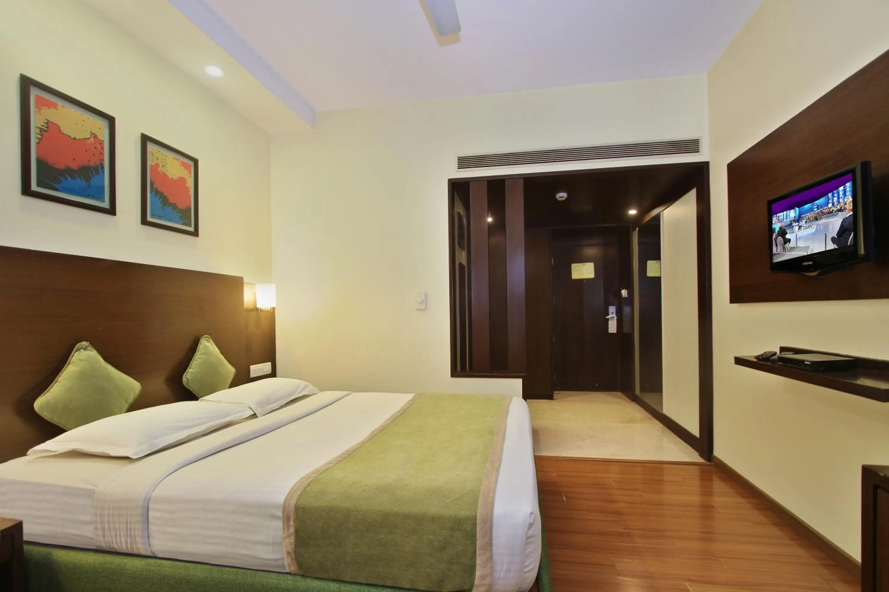 Communal lounge/ TV room, Bed in La Sara Hometel