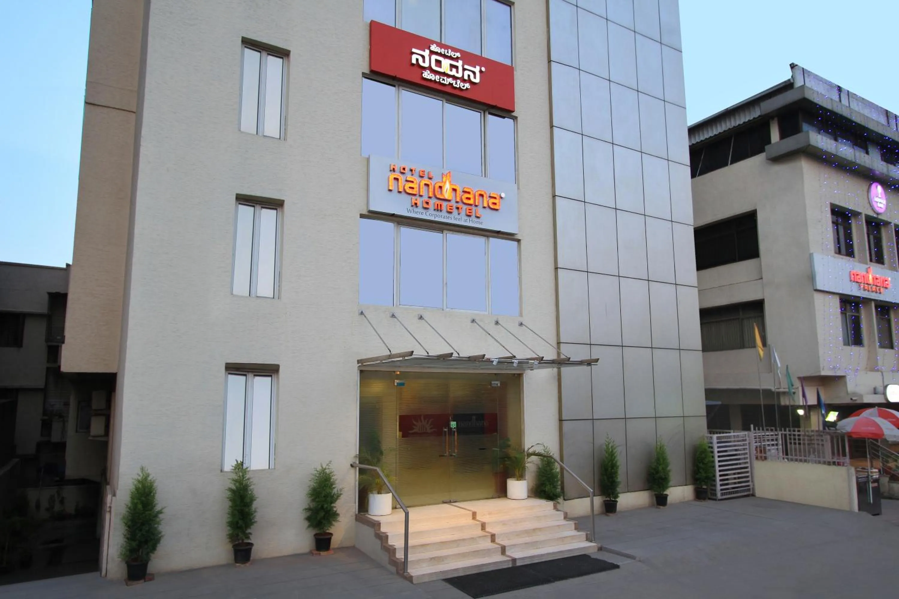 Facade/entrance in La Sara Hometel