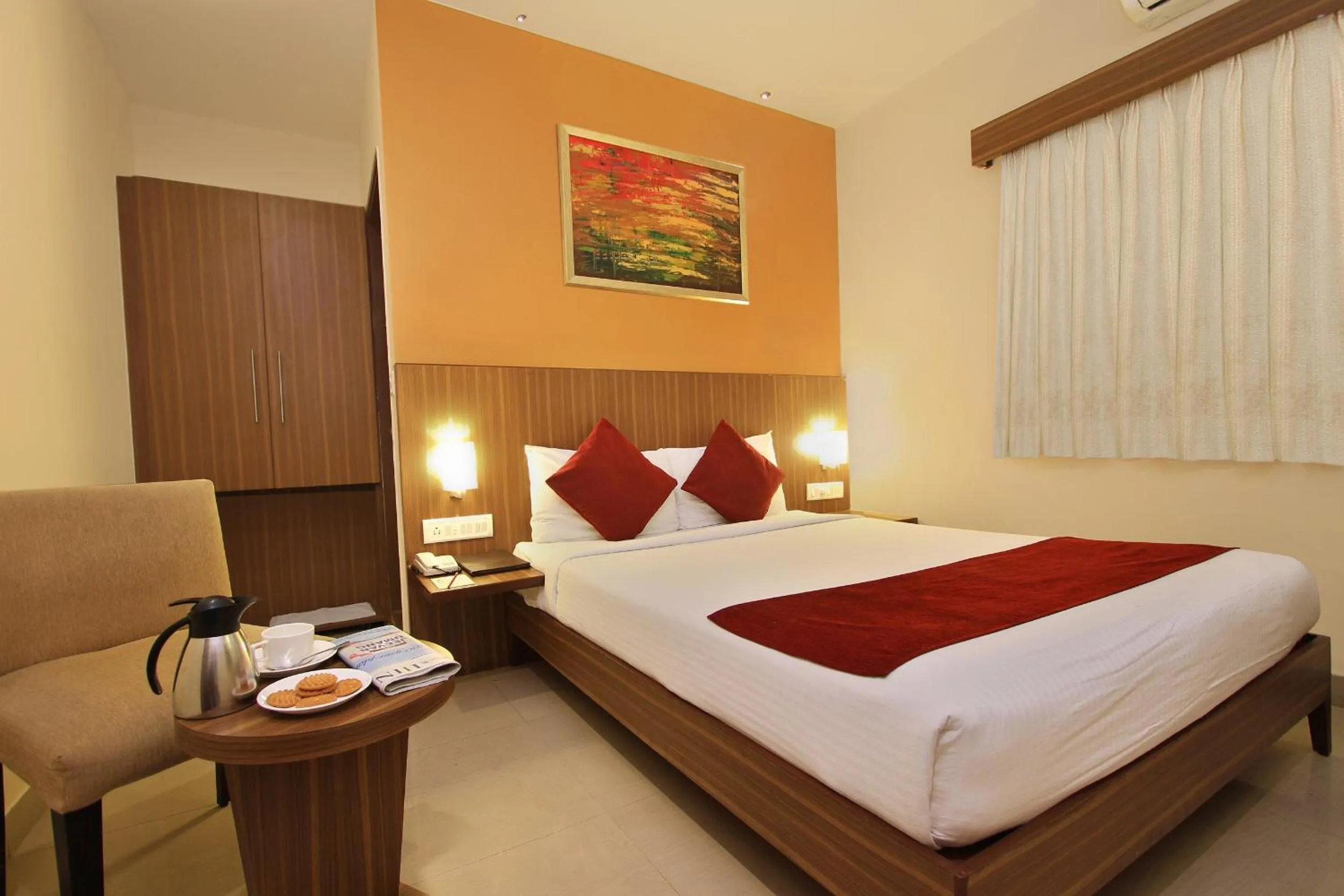 Photo of the whole room, Bed in La Sara Comforts