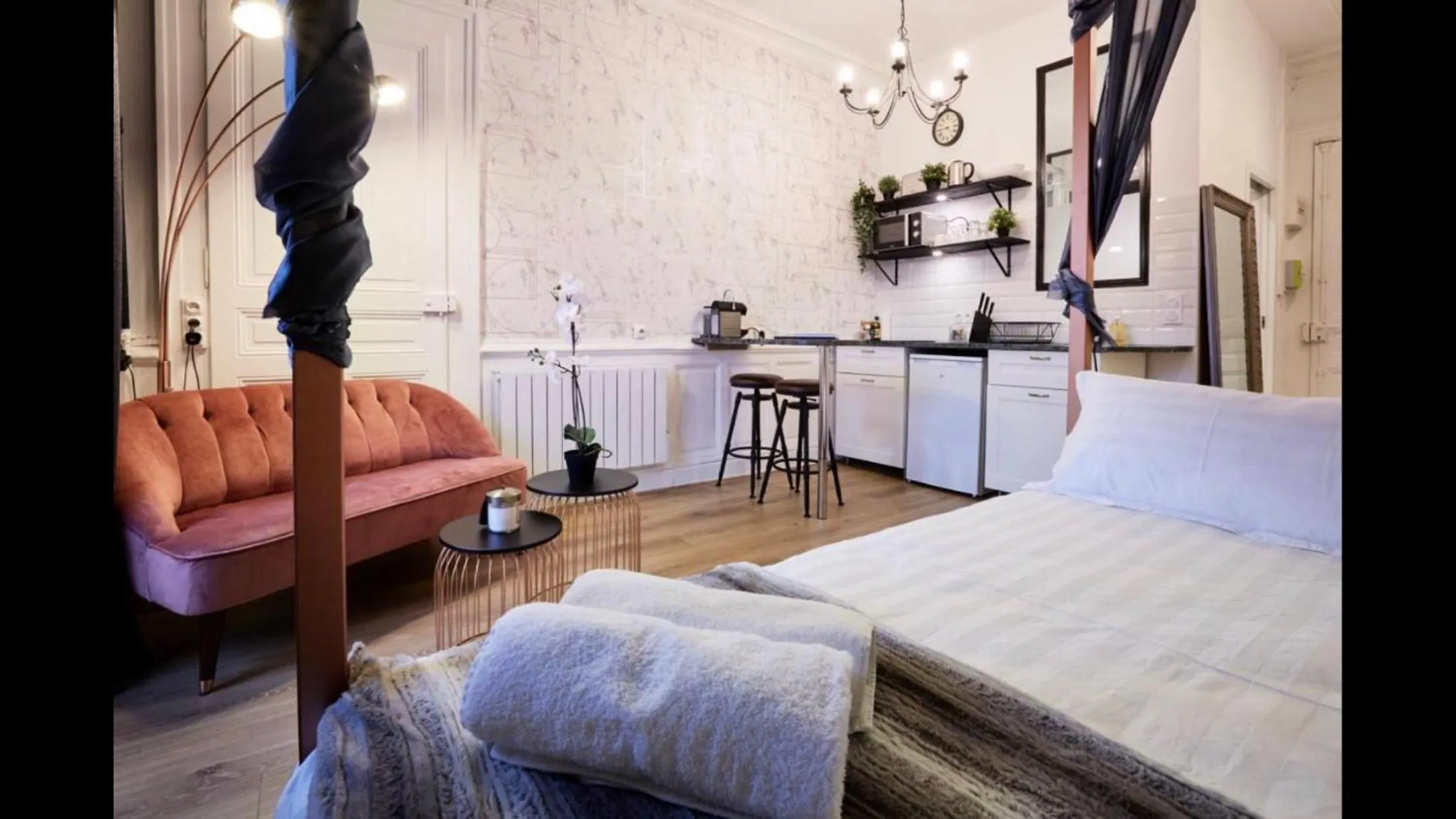 Photo of the whole room, Bed in Le Gatsby 3 étoiles