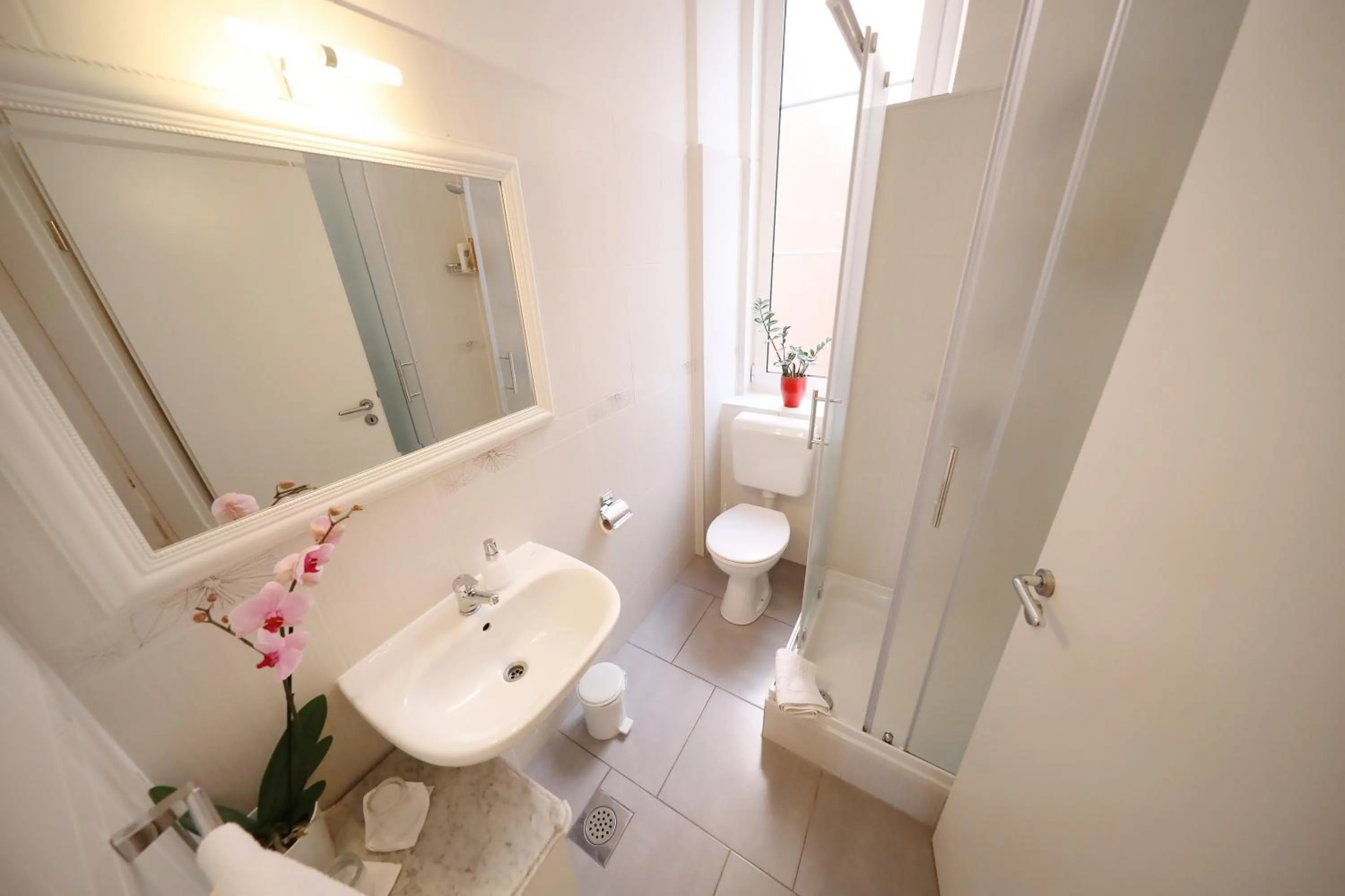 Toilet in Rooms Tisa Old Town