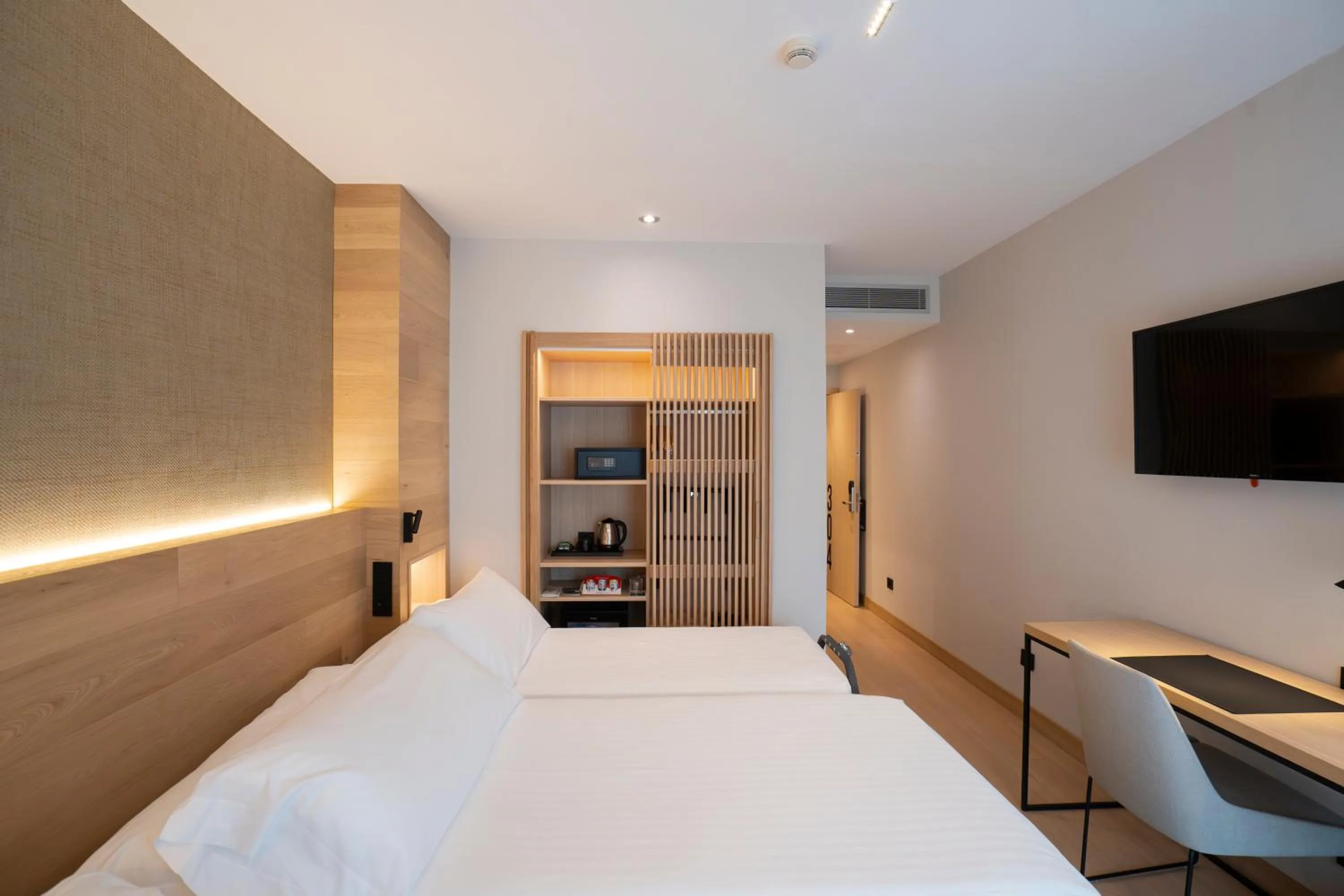 Photo of the whole room, Bed in Hotel Zenit Bilbao