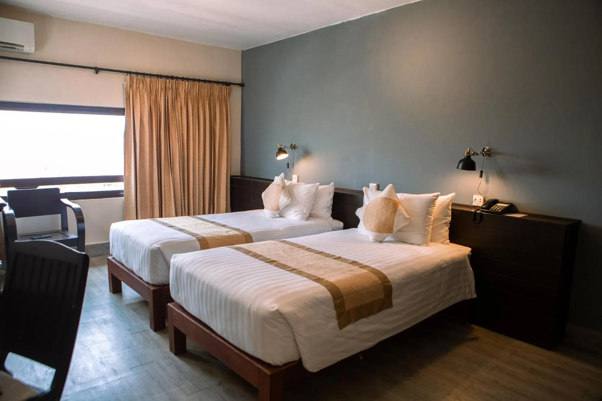 Property building, Bed in Pakse hotel & Restaurant
