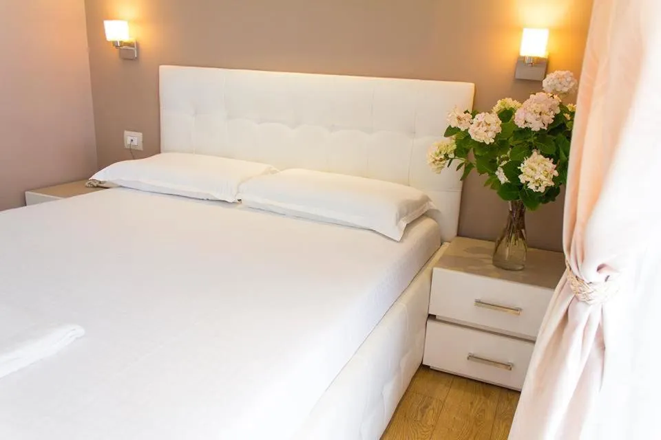 Shower, Bed in Hotel Vila Verde City Center