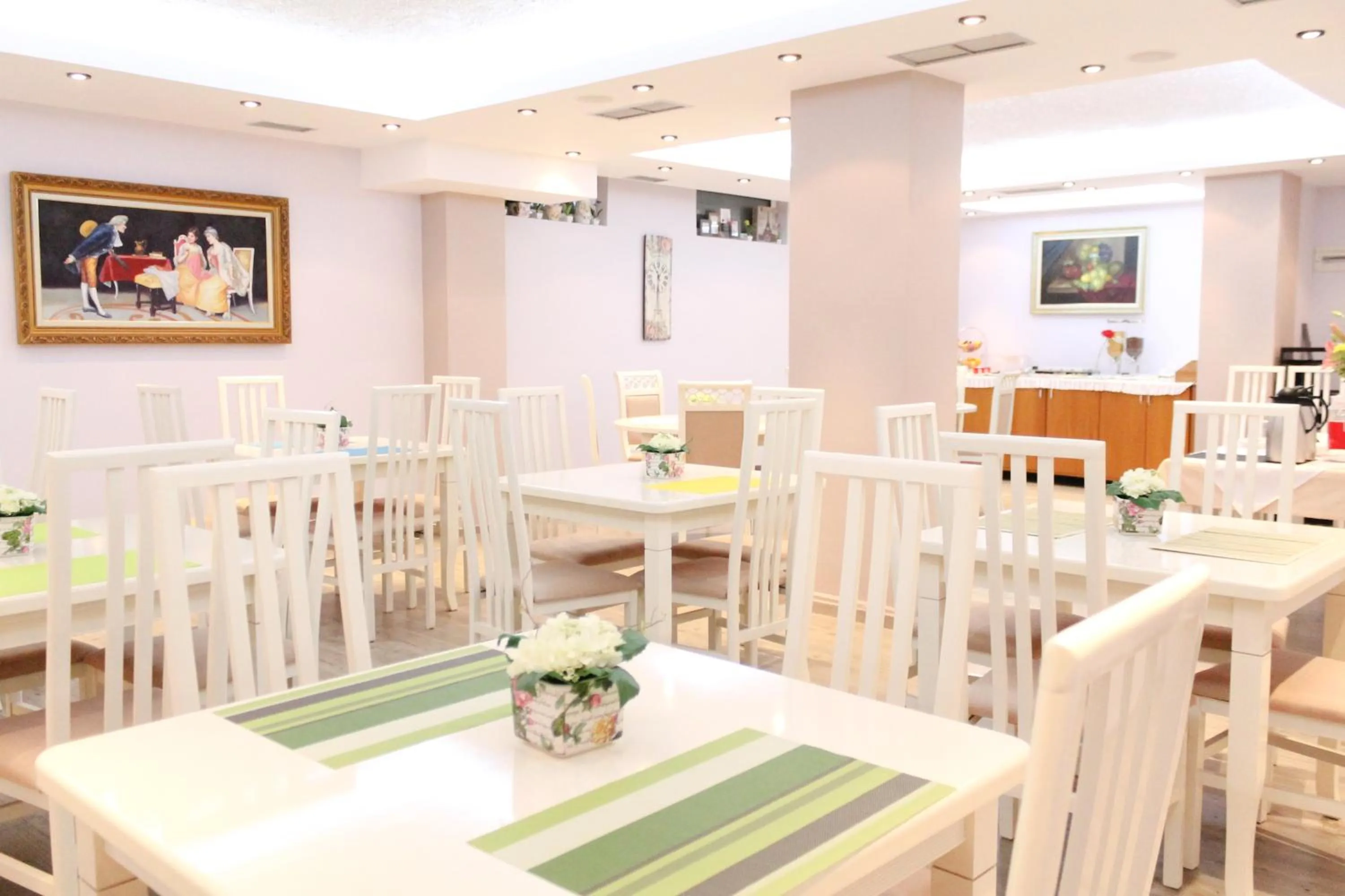 Restaurant/places to eat in Hotel Vila Verde City Center