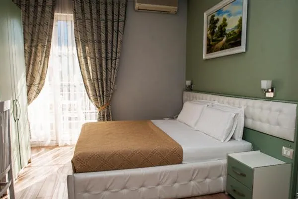 Balcony/Terrace, Bed in Hotel Vila Verde City Center