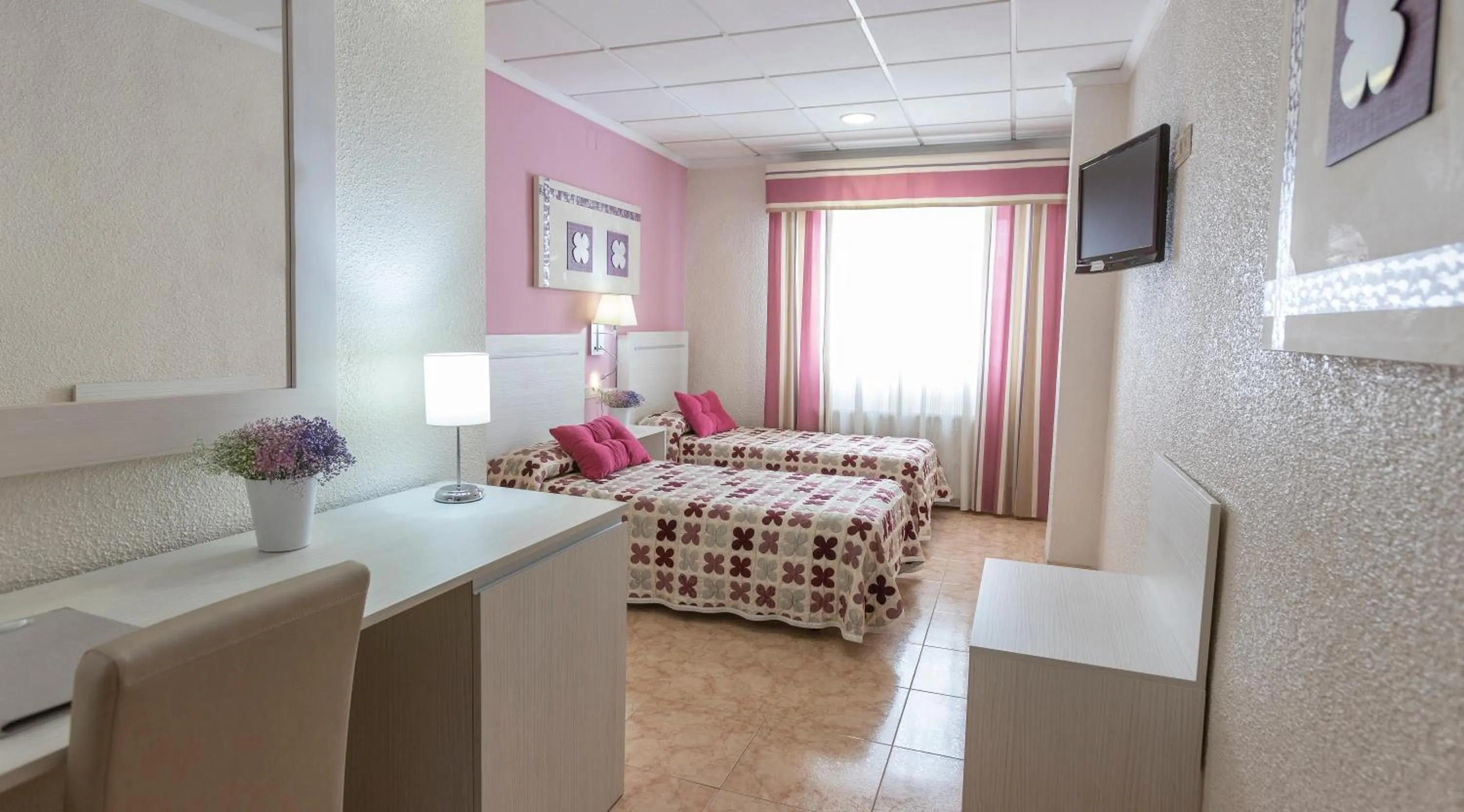 Photo of the whole room, Bed in Manolo