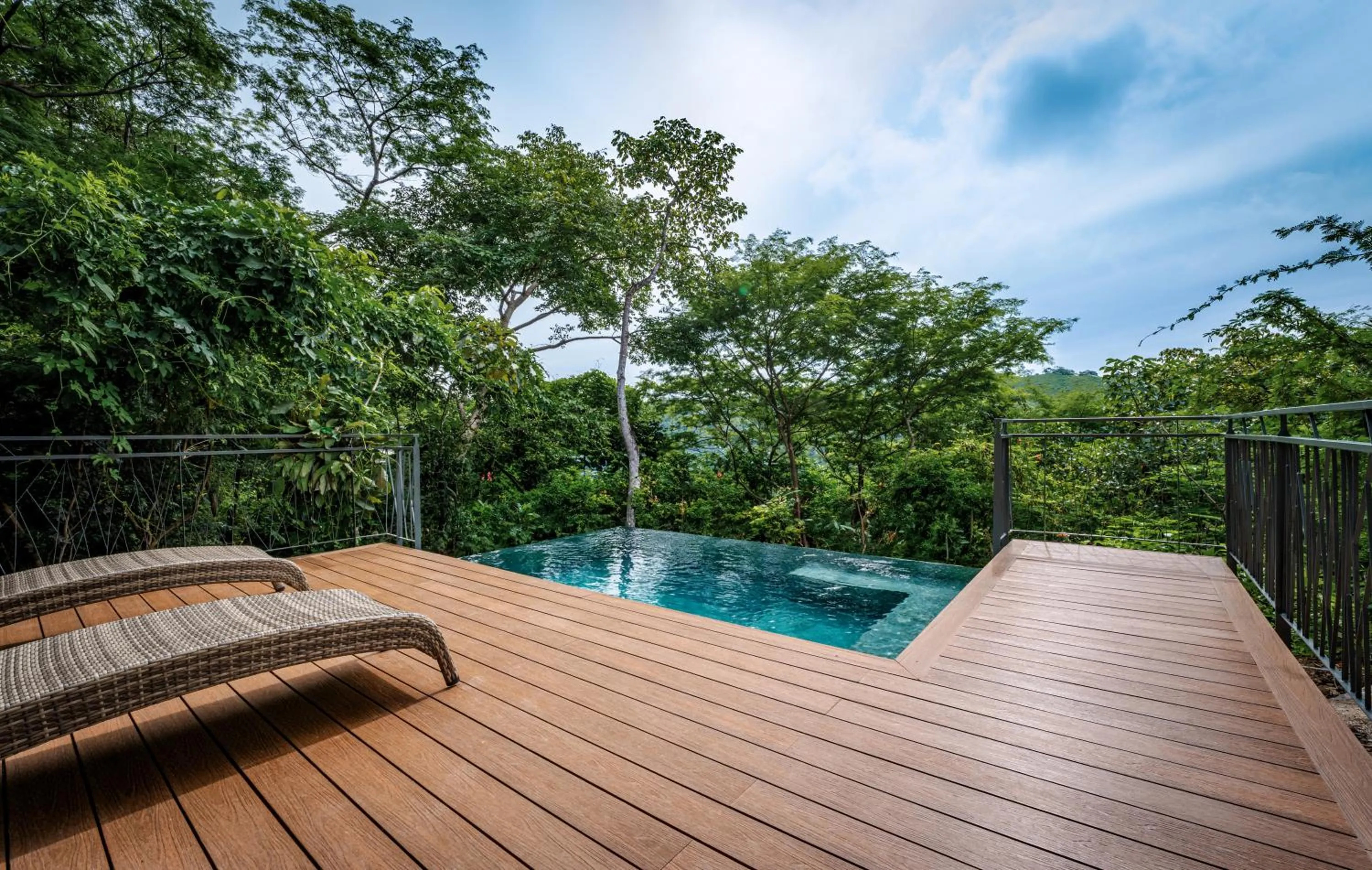 Swimming pool in Suitree Experience Hotel
