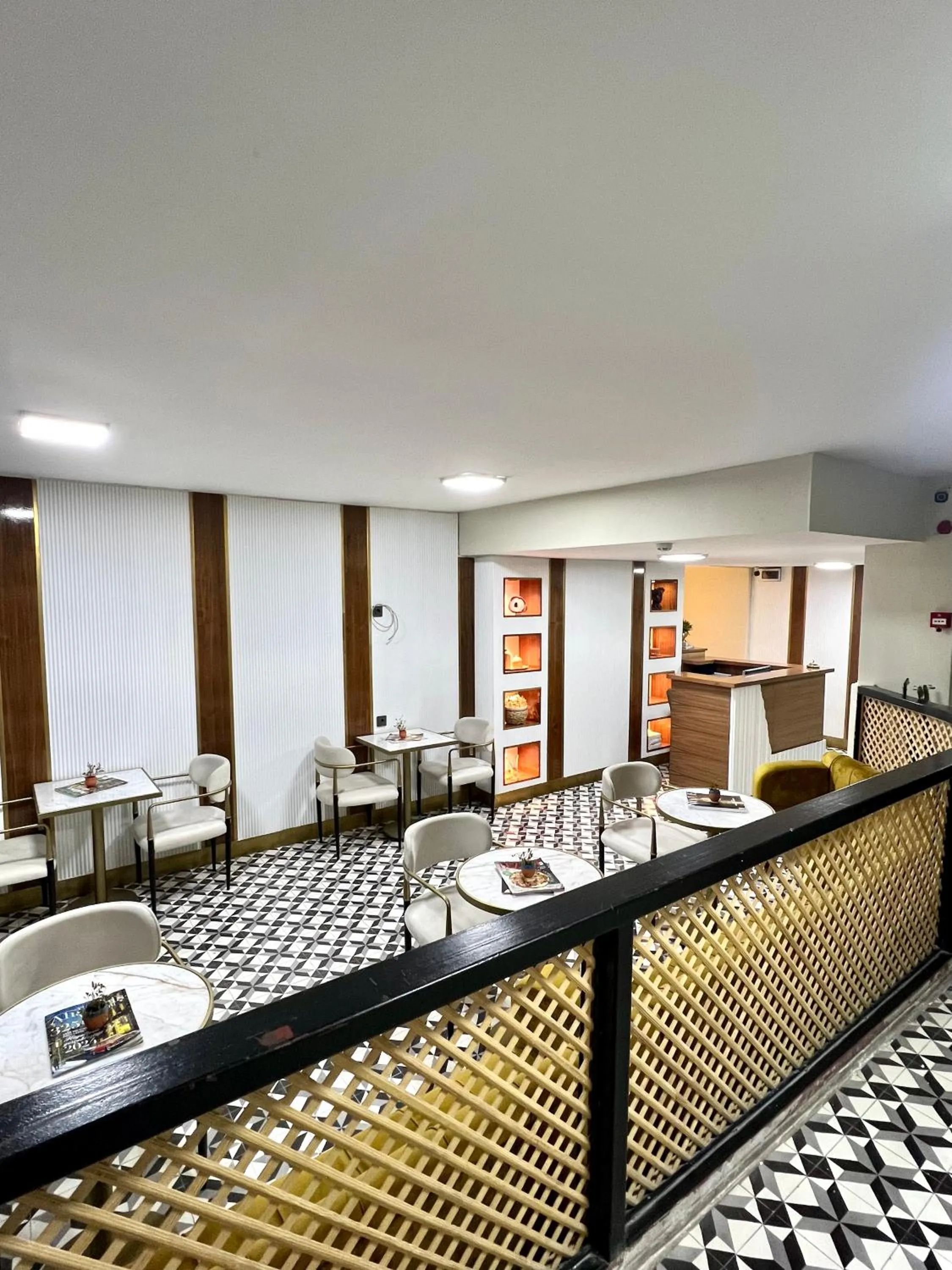 Communal lounge/ TV room in Beşiktaş Guest House