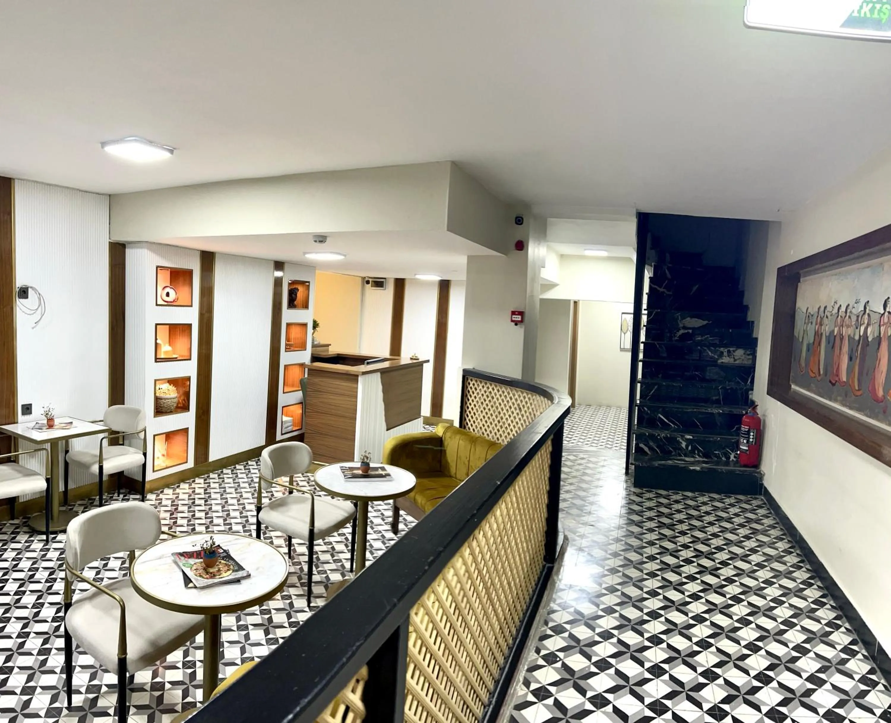 Communal lounge/ TV room in Beşiktaş Guest House