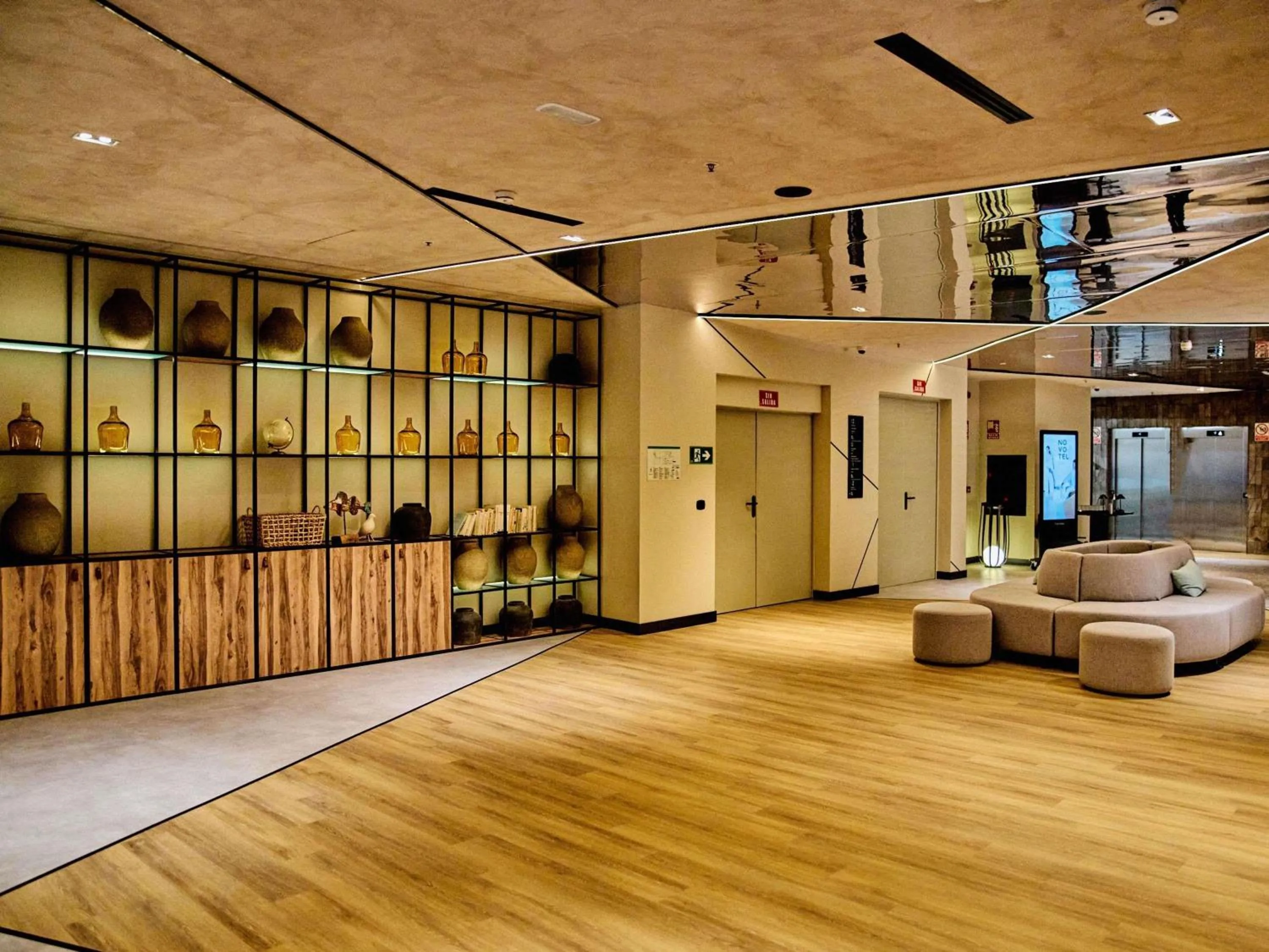 Meeting/conference room in Novotel Valencia Lavant