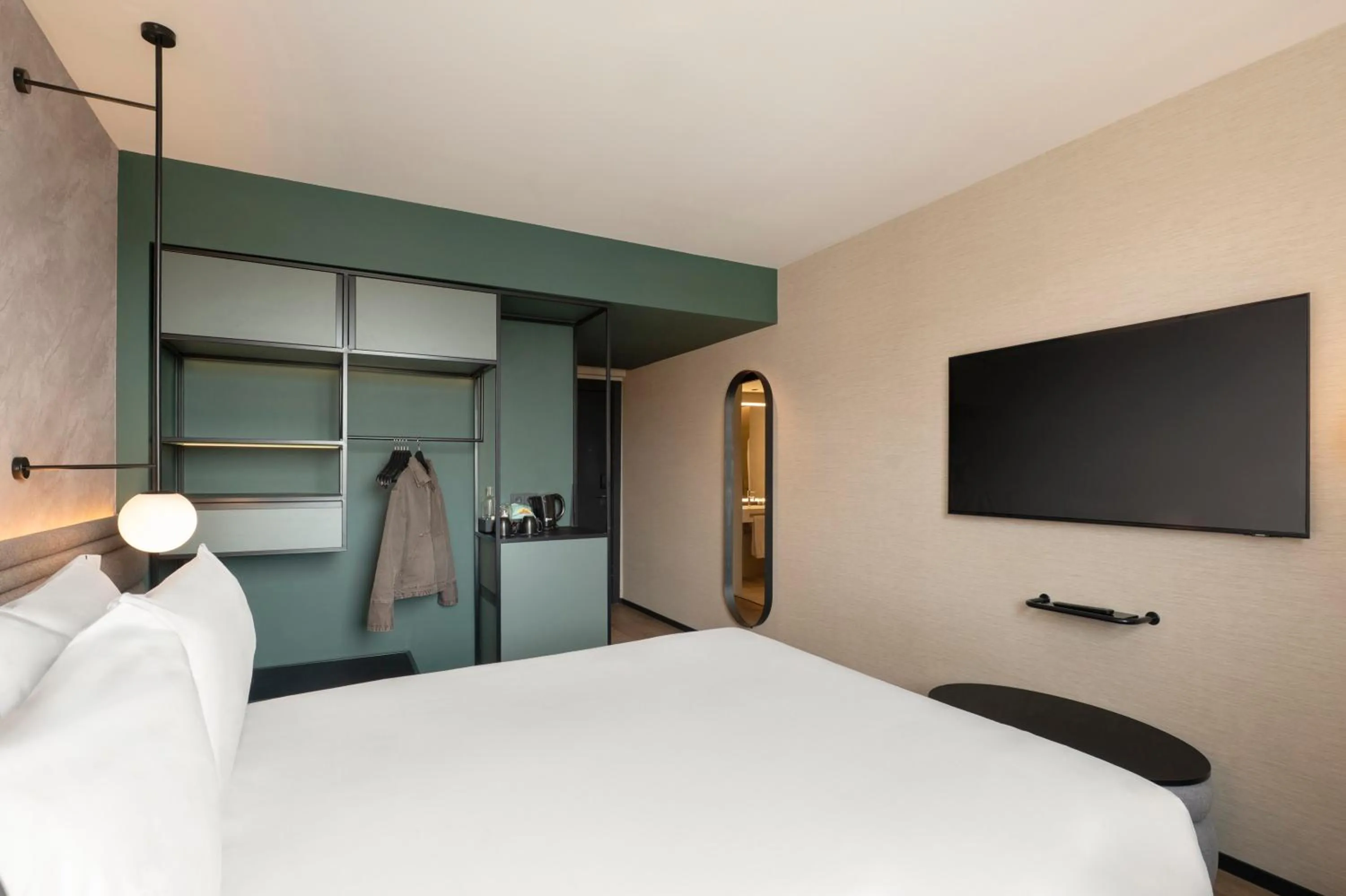 Bed in Novotel Valencia Lavant