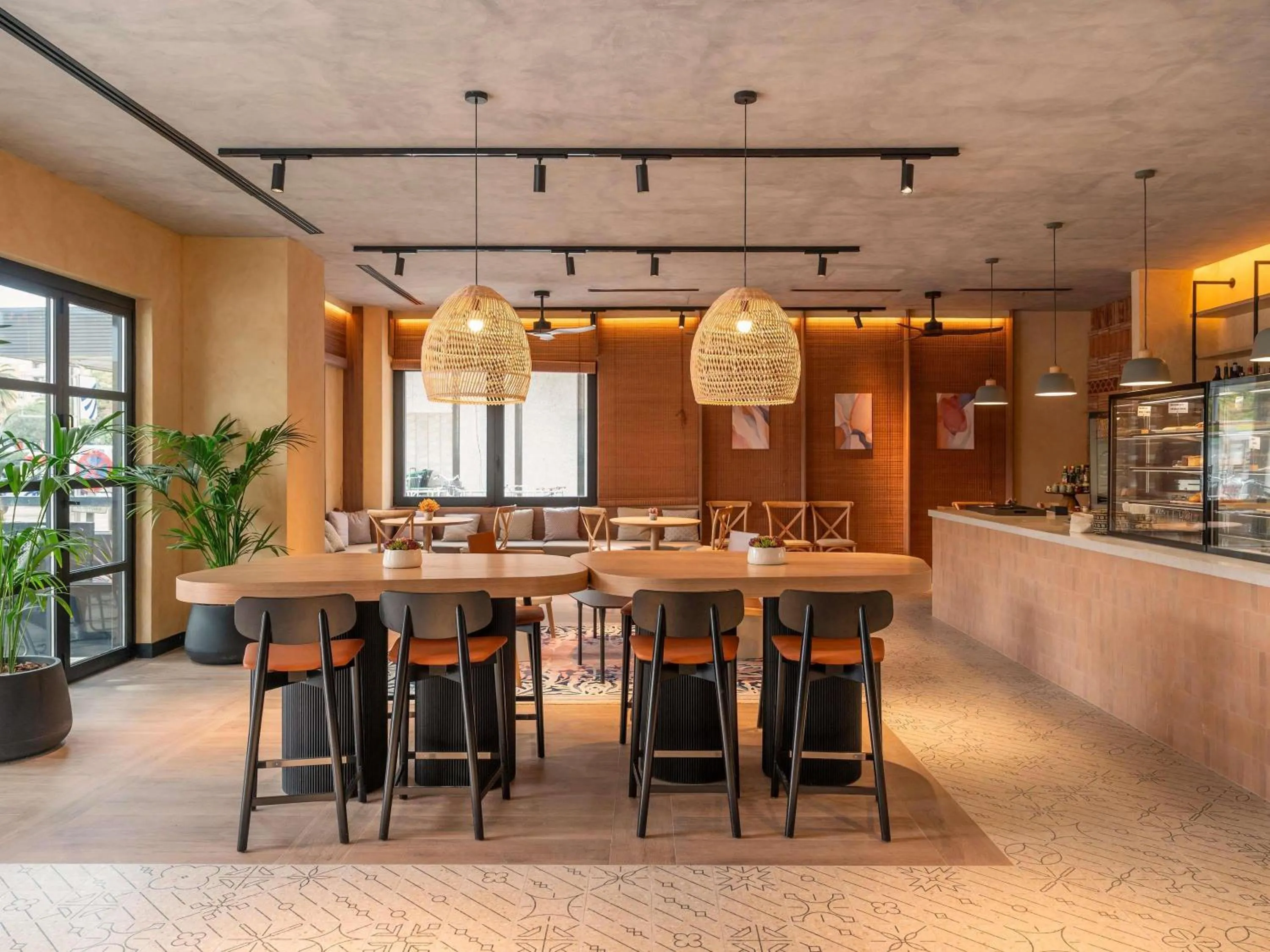 Lounge or bar in Novotel Valencia Lavant