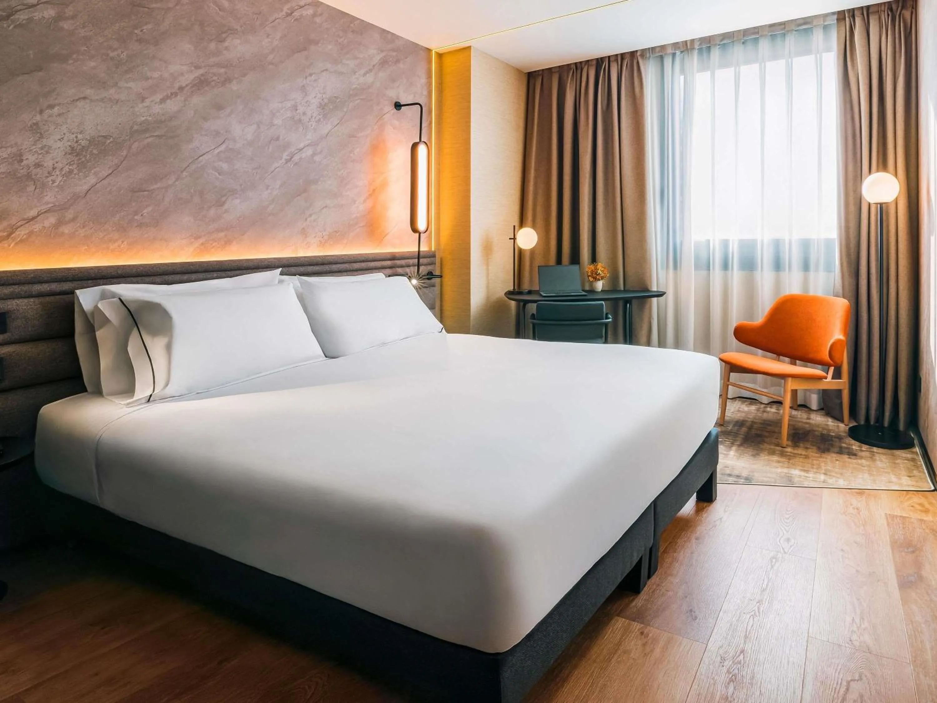 Property building, Bed in Novotel Valencia Lavant