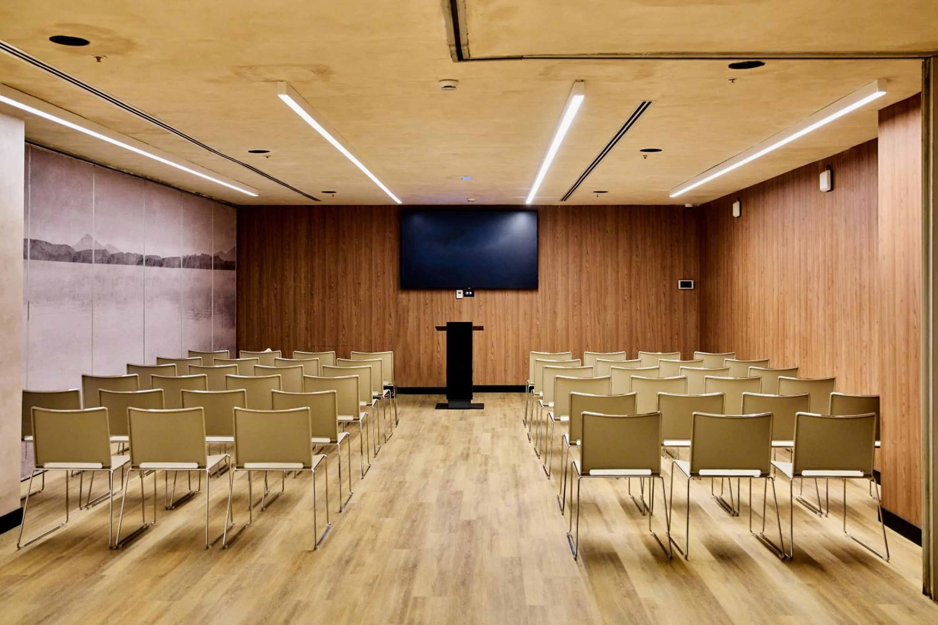Meeting/conference room in Novotel Valencia Lavant