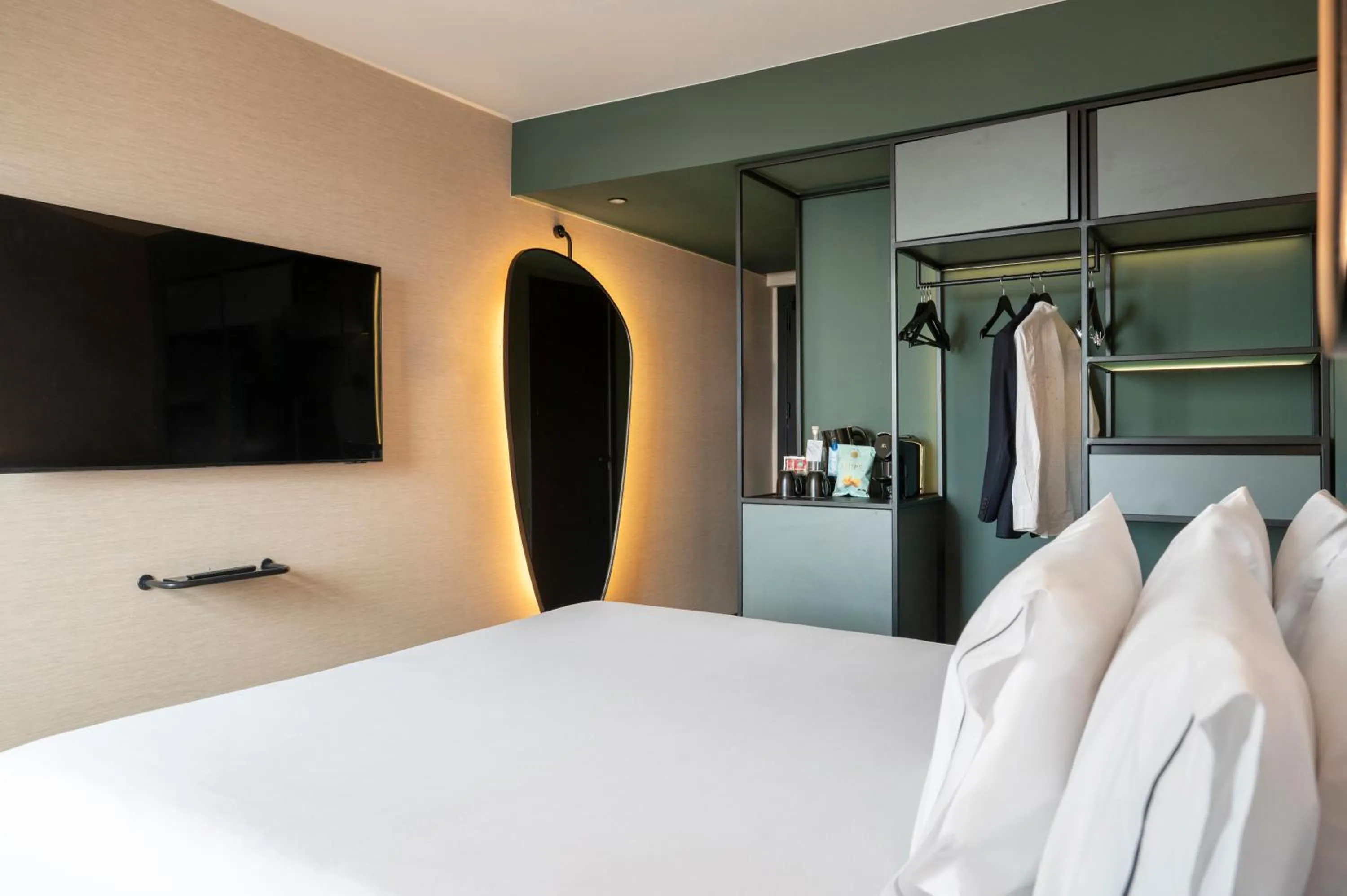 Bed in Novotel Valencia Lavant