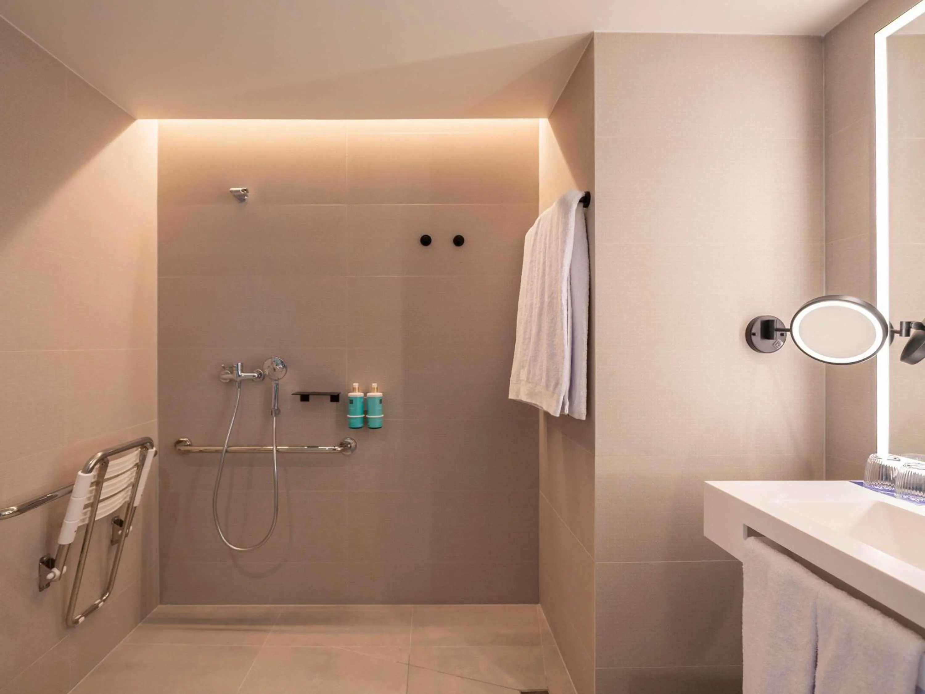 Bedroom in Novotel Valencia Lavant