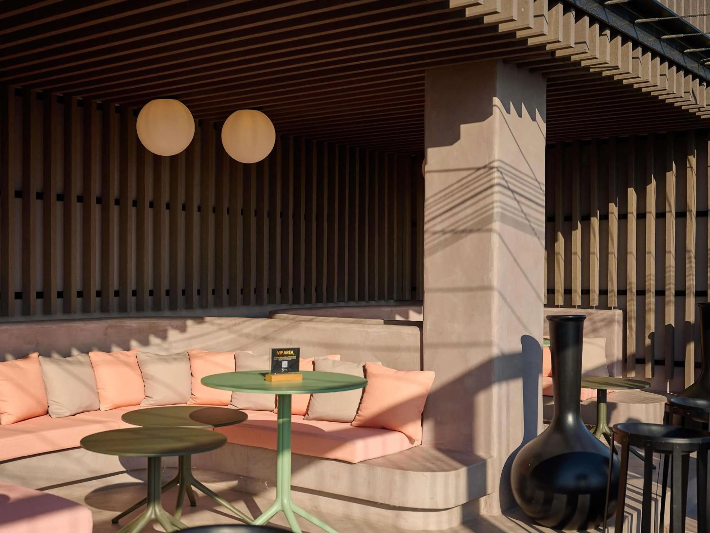 Lounge or bar in Novotel Valencia Lavant